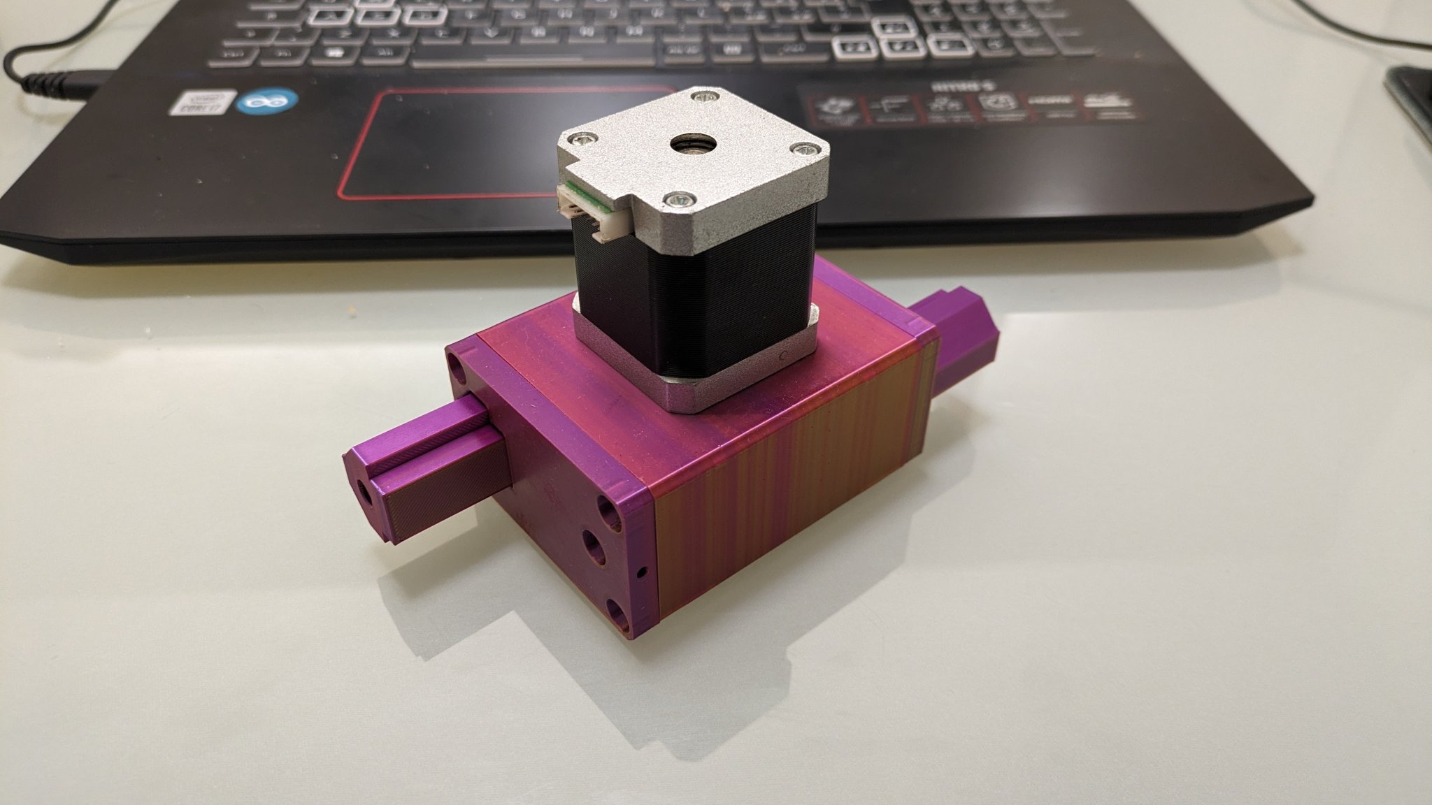 Cơ cấu điều khiển mini với bánh răng và ray dẫn hướng