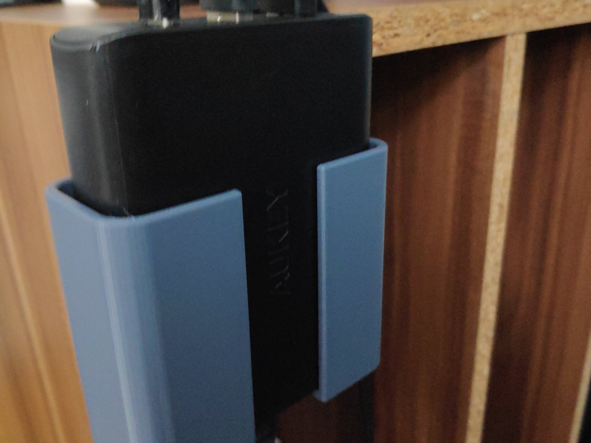 Giá treo tường cho trạm sạc Aukey Power Delivery PA-Y13