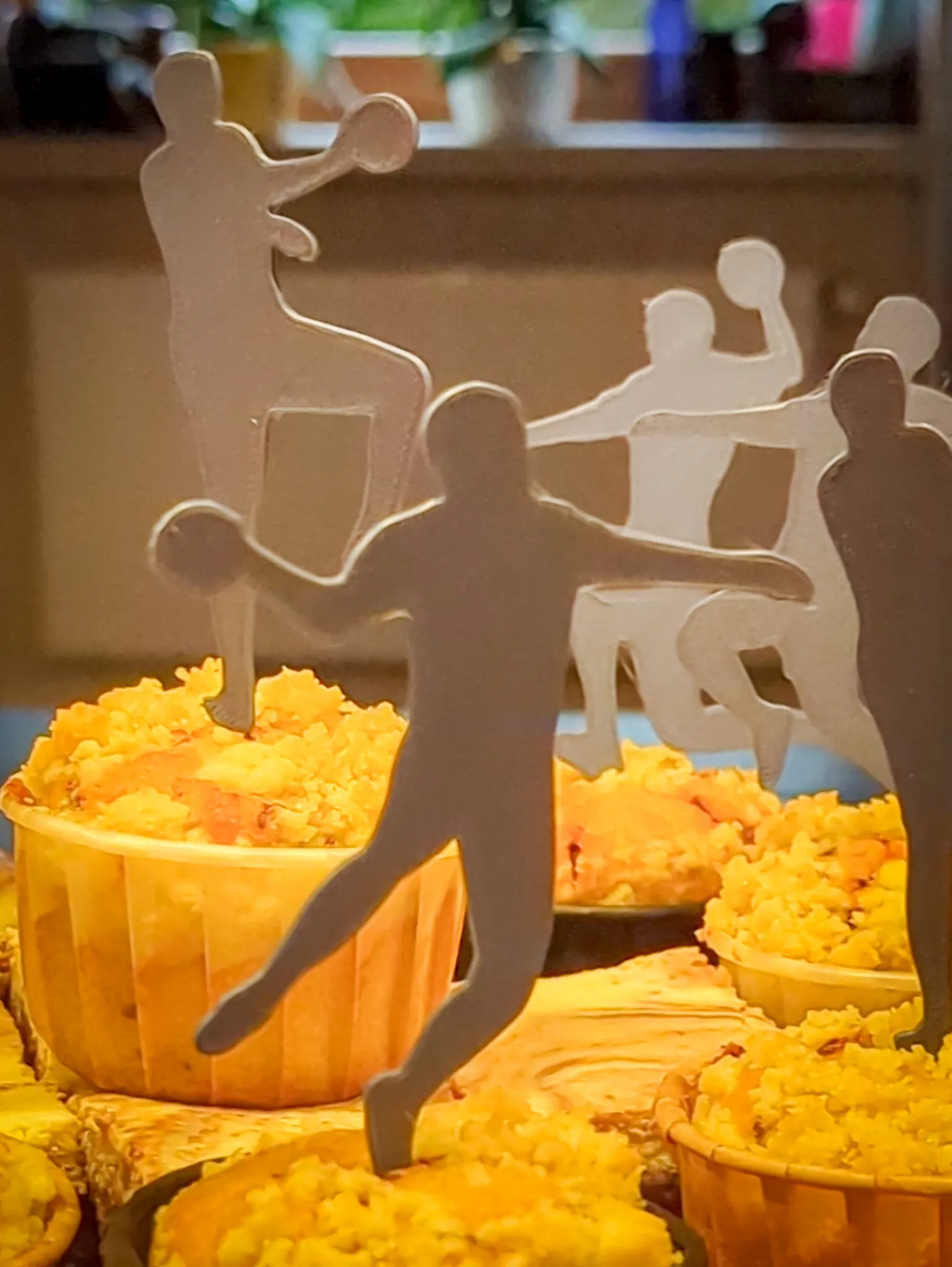 Silhouette người chơi bóng ném làm topper muffin