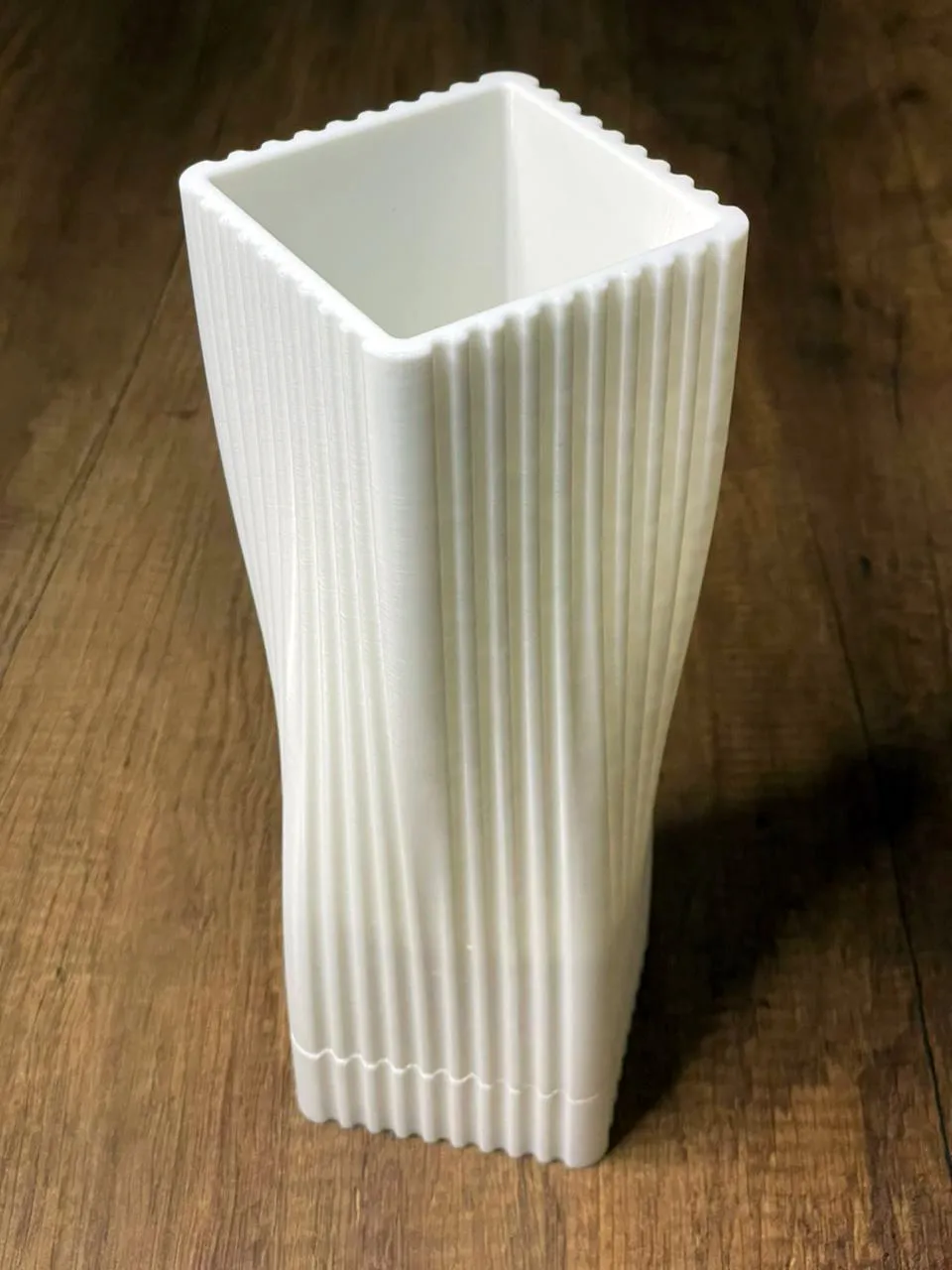 Chậu hoa hình thoi với họa tiết sọc dọc