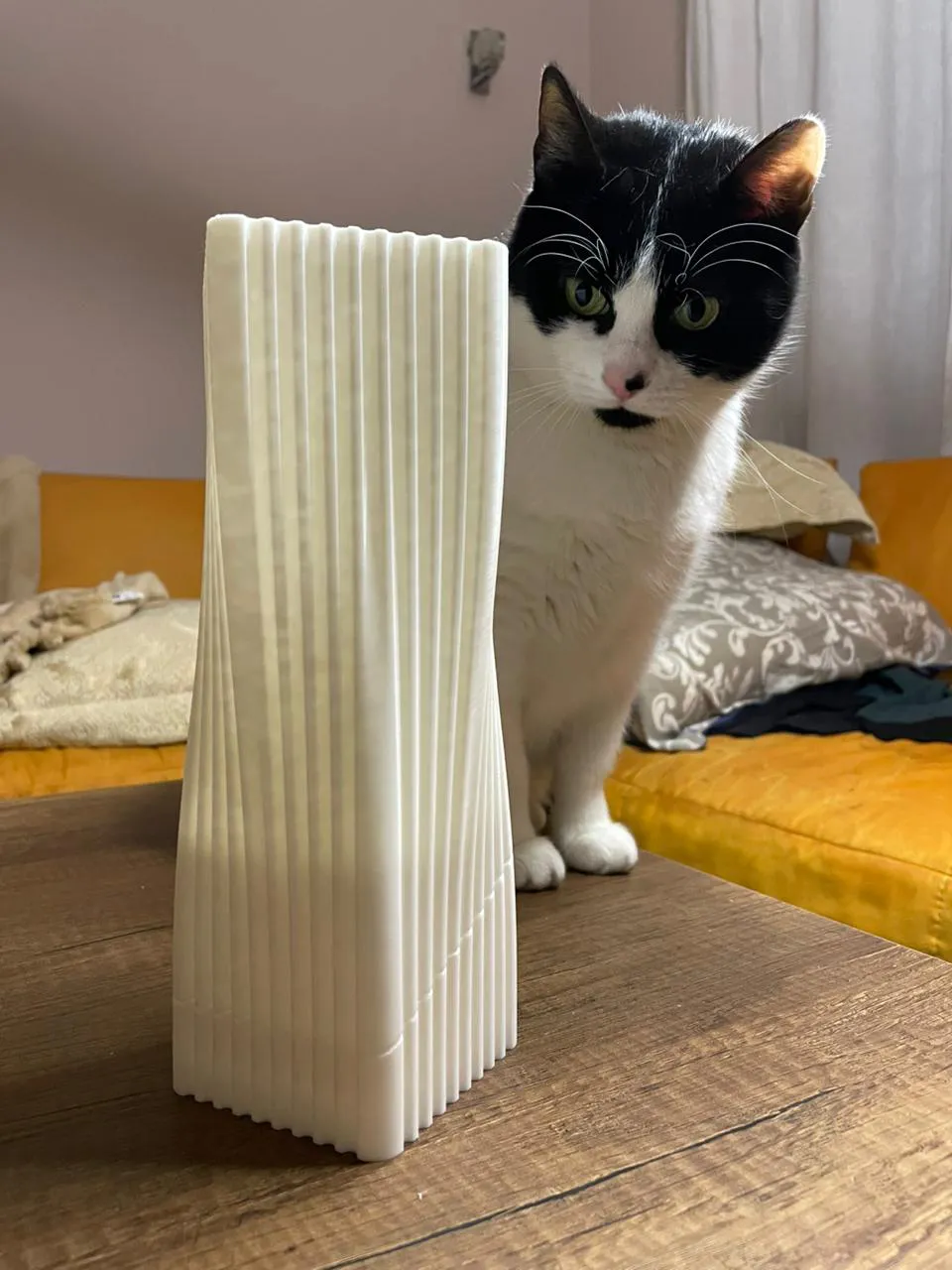 Chậu hoa hình thoi với họa tiết sọc dọc