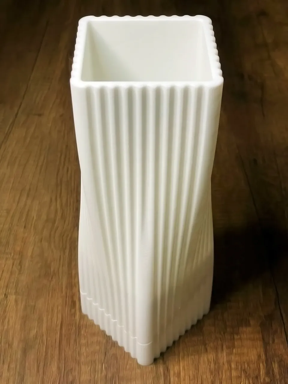 Chậu hoa hình thoi với họa tiết sọc dọc