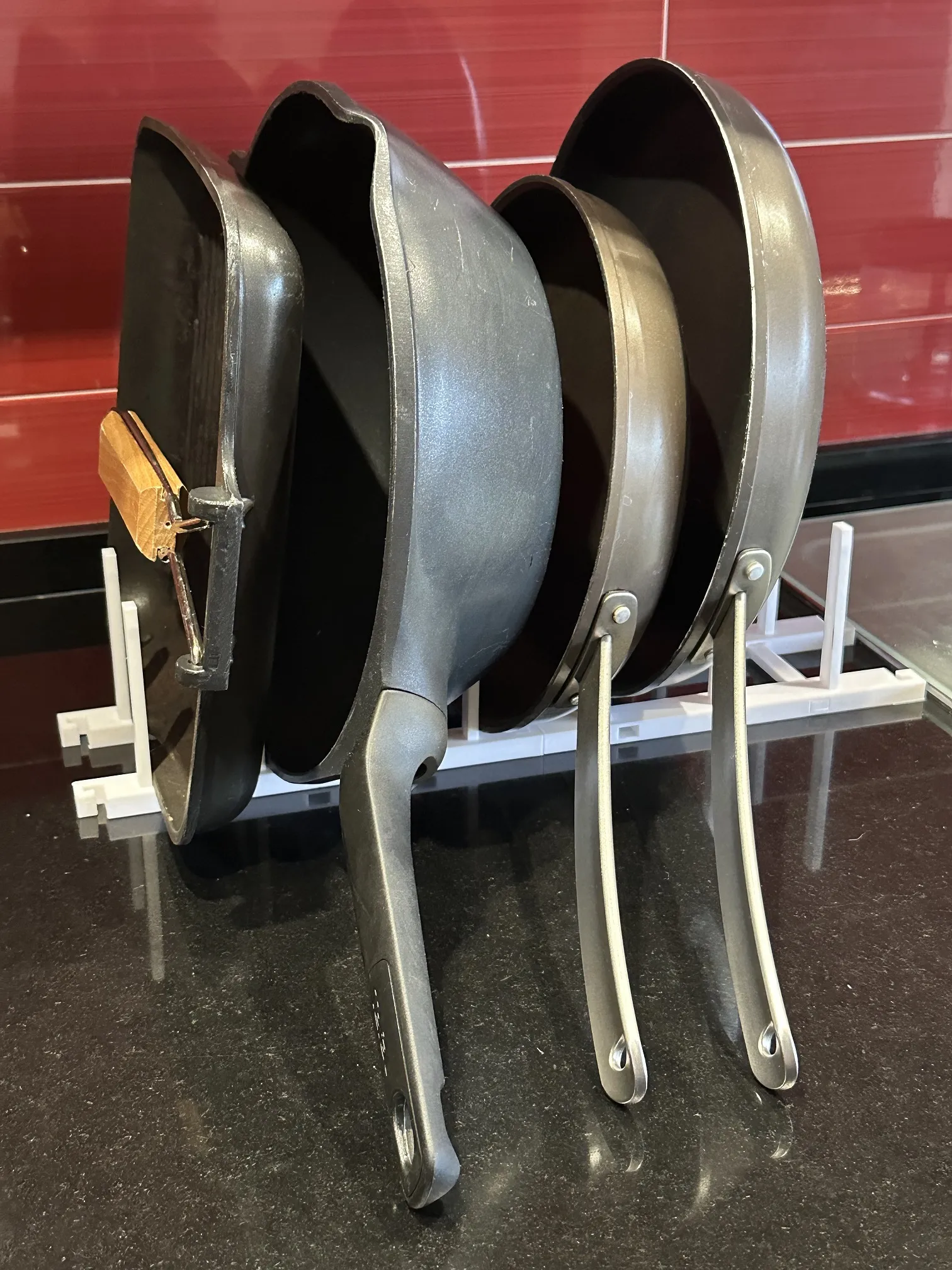 Giá đỡ chảo đa năng tổ chức theo chiều dọc