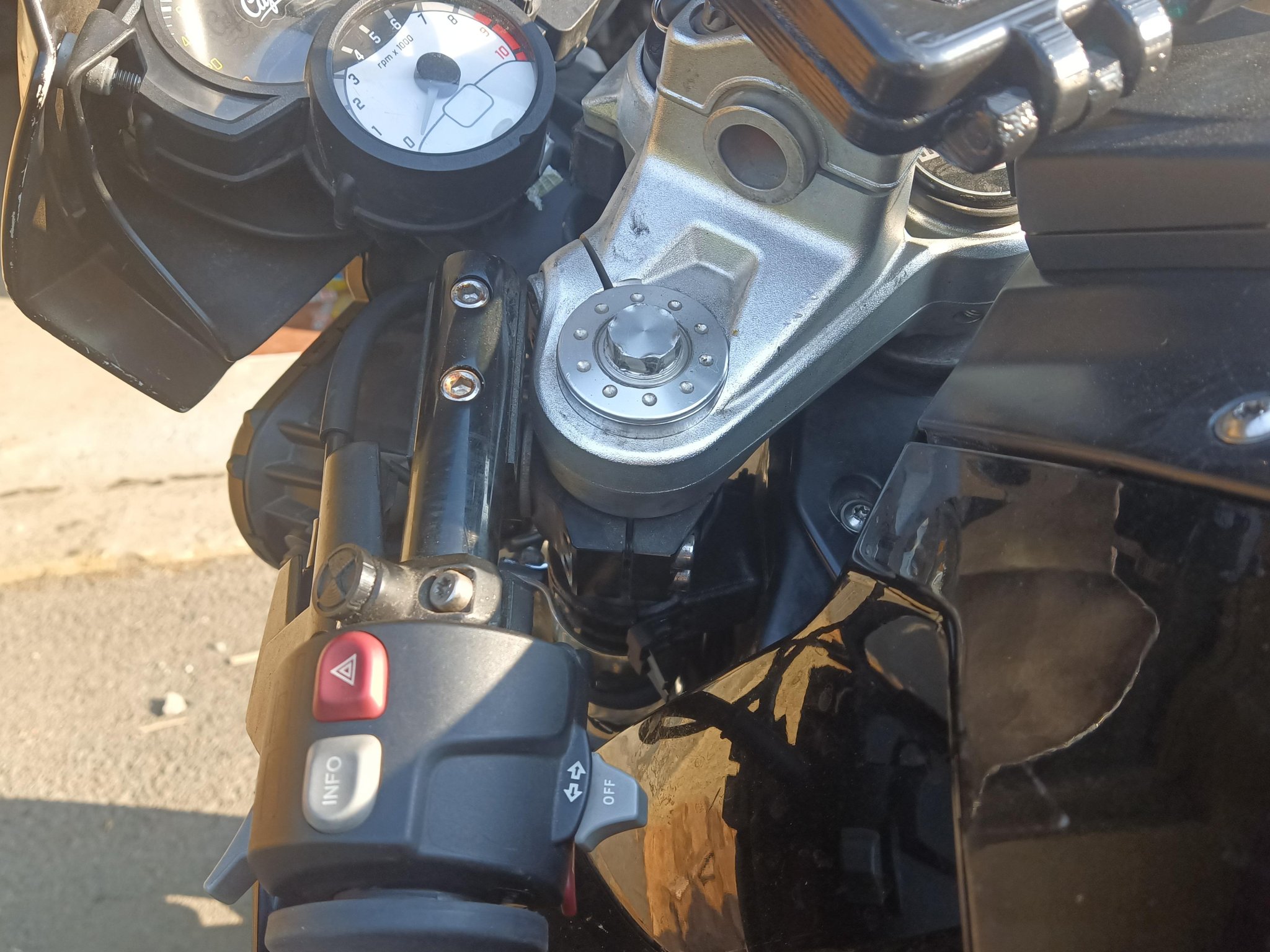 Giá đỡ phuộc cho xe f800r với kẹp 43mm