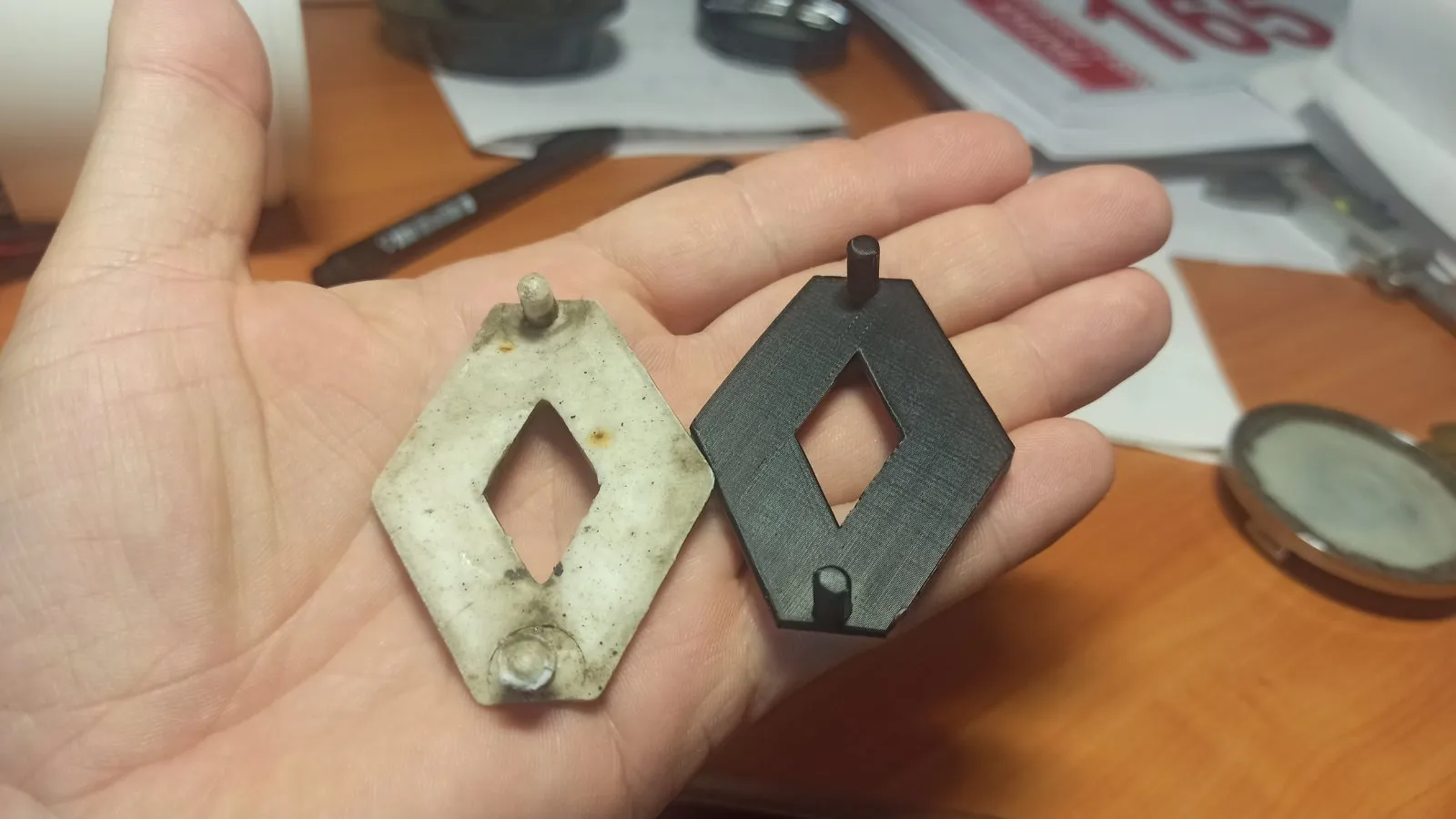 Logo Renault cho vè bánh xe