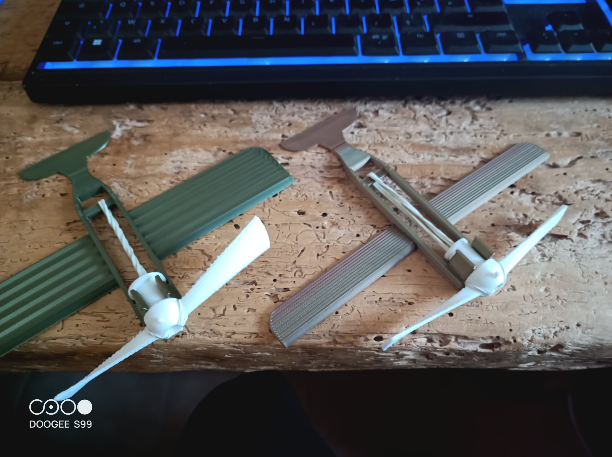 Mô hình máy bay cao su