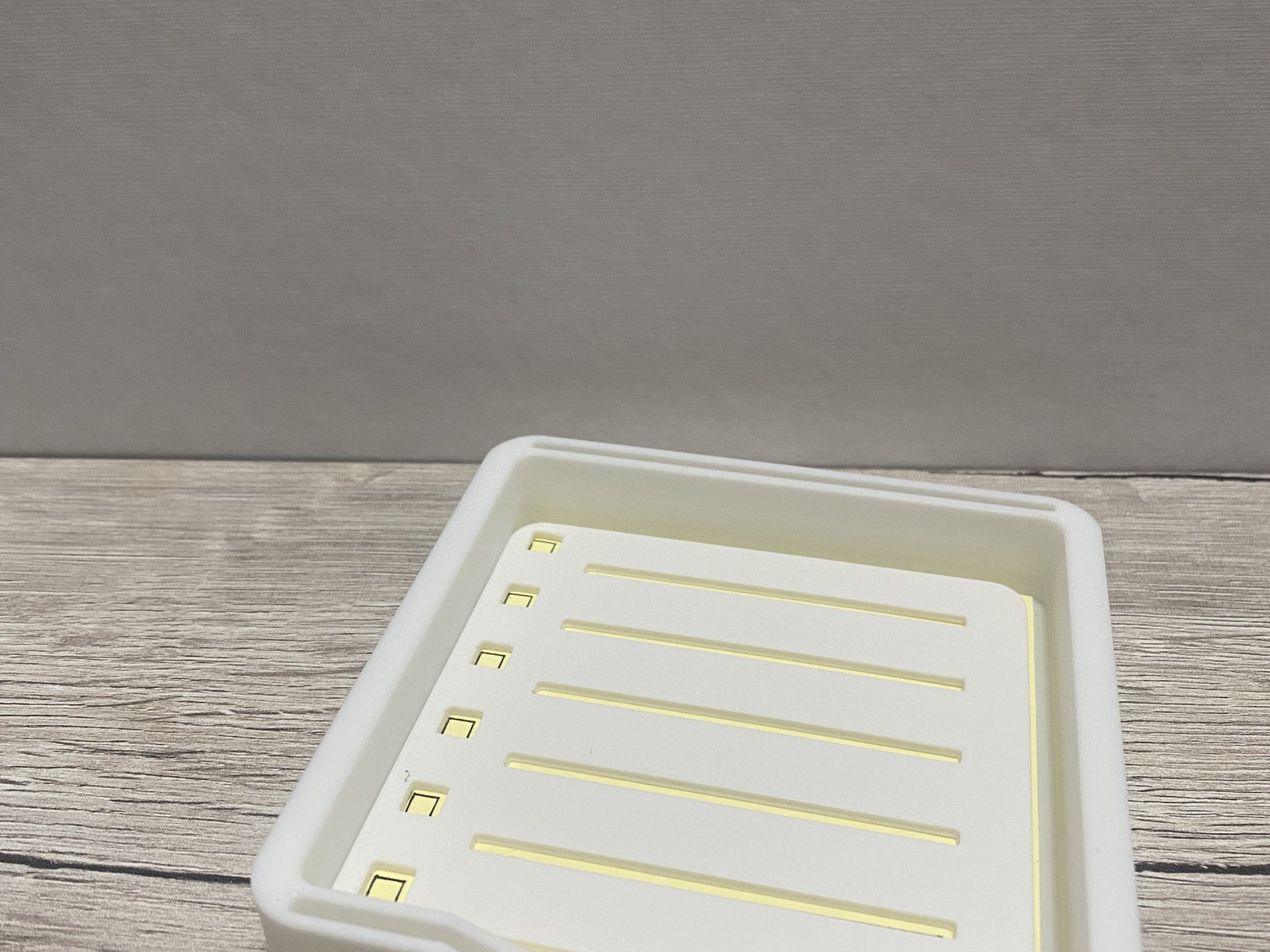 Kệ giữ giấy Post-it