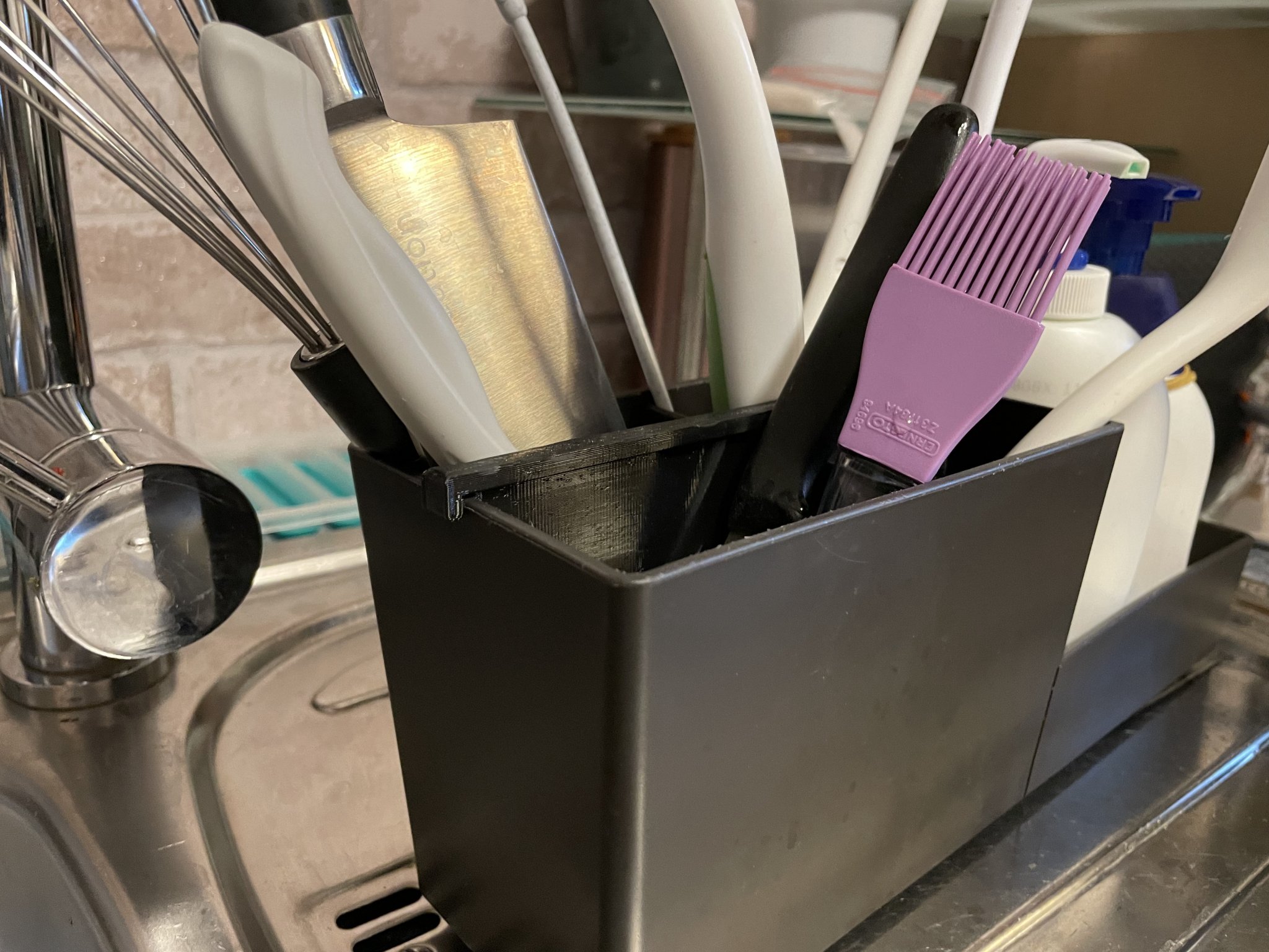 Giải pháp ngăn chặn dụng cụ bếp đổ khi phơi