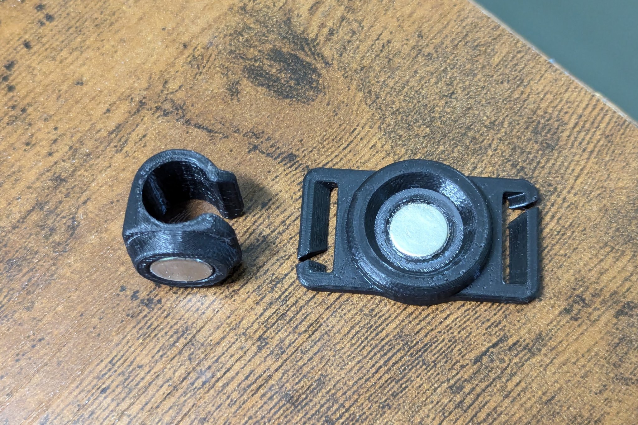 Kẹp Dây Nước Balo Nam Châm. Tùy Chỉnh Được!