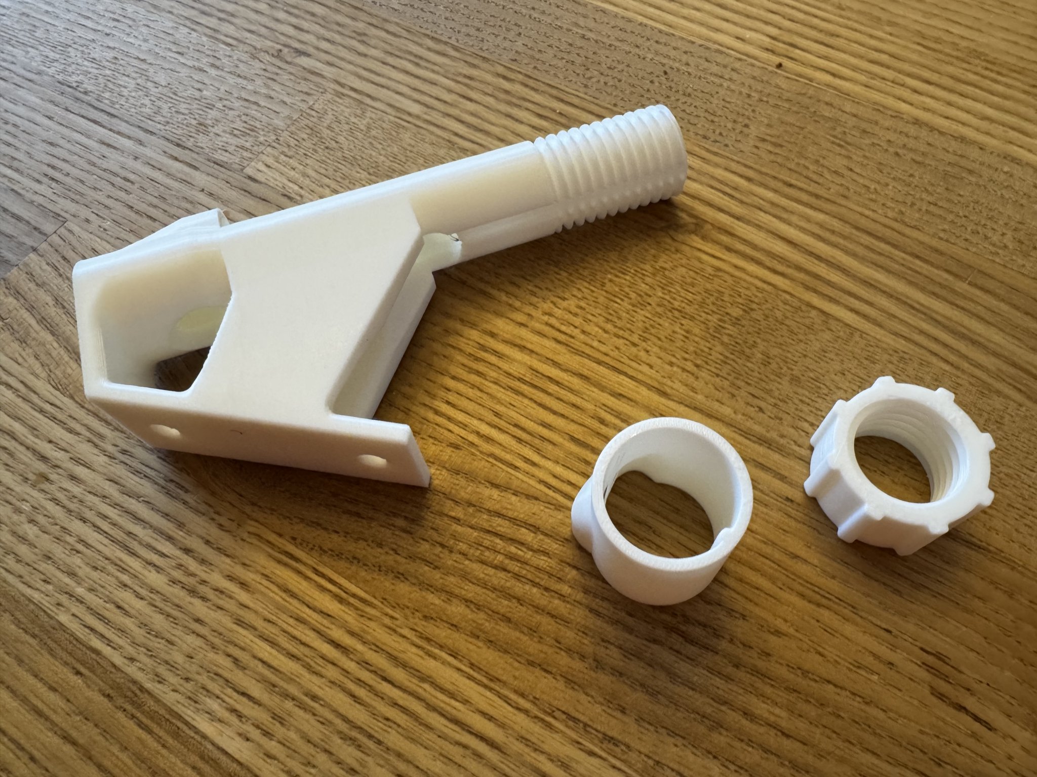 Giá Đỡ Cuộn Dây Câu Treo Tường