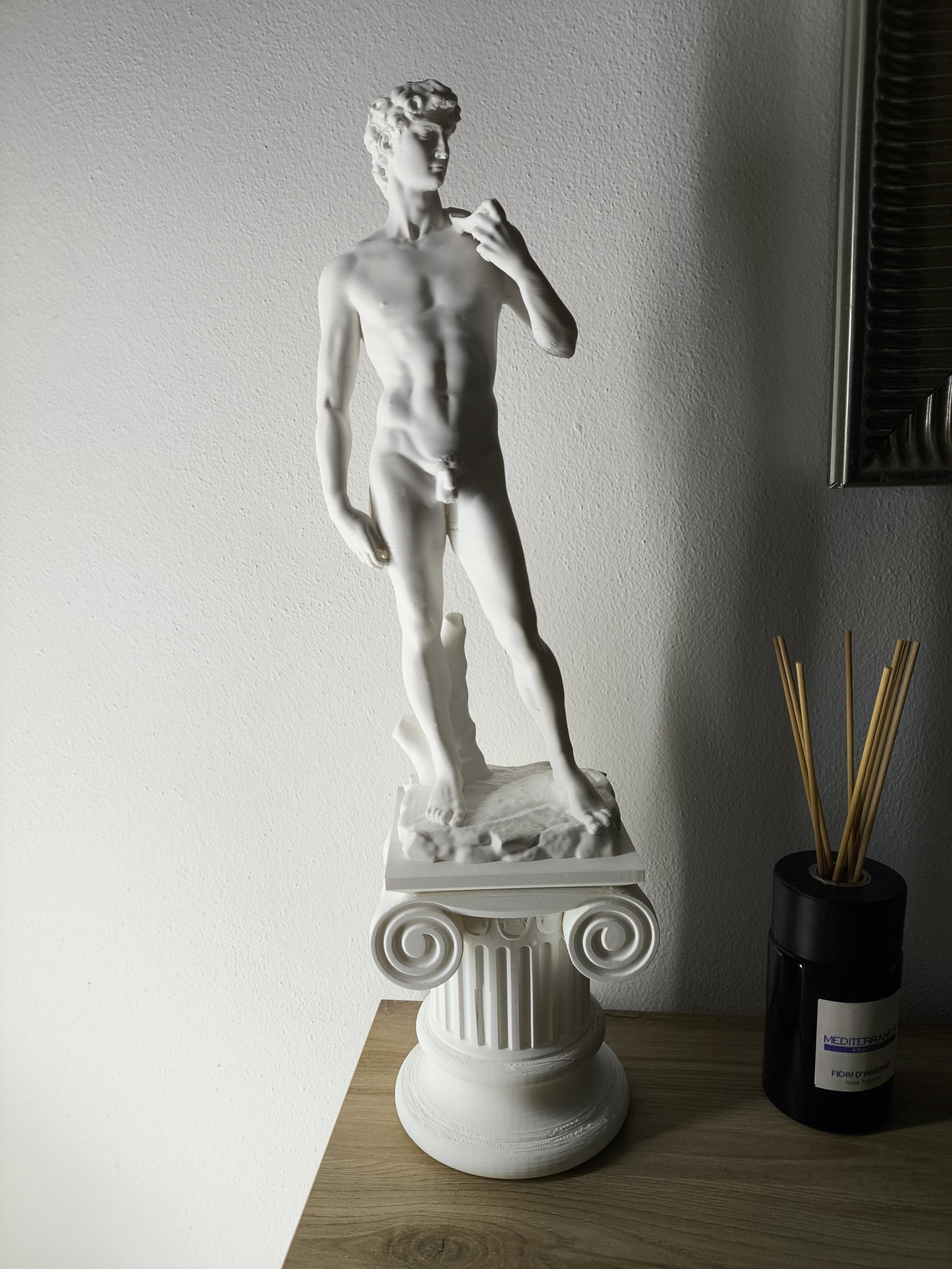 Tượng David của Michelangelo với đế cột Ionic