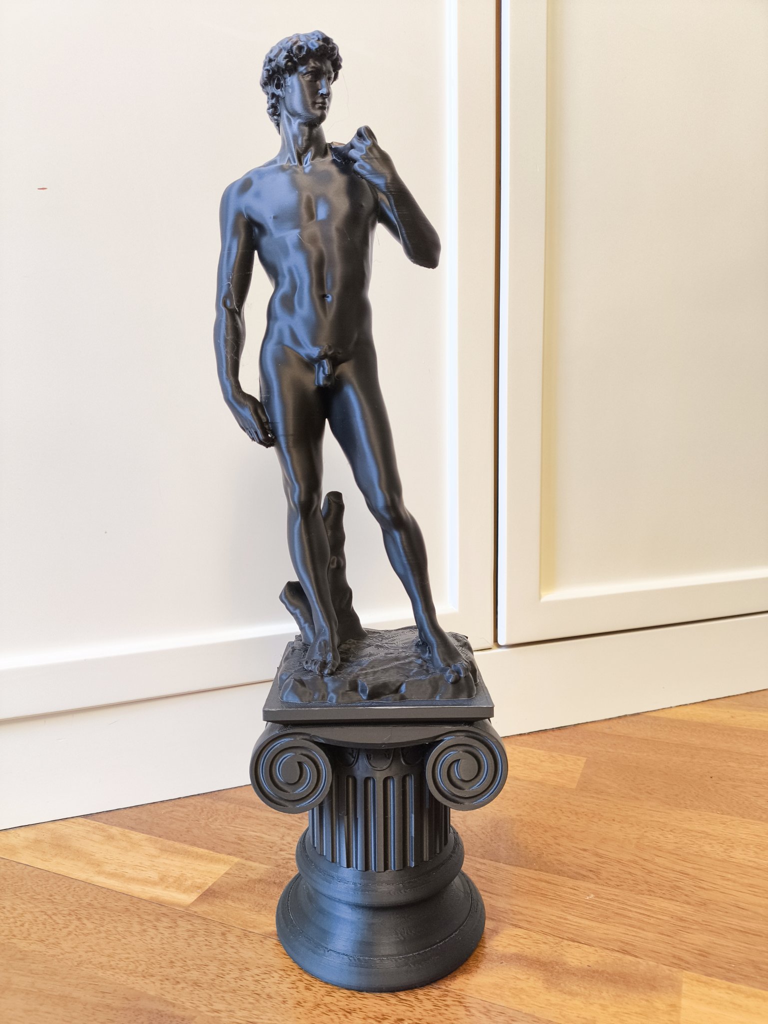 Tượng David của Michelangelo với đế cột Ionic