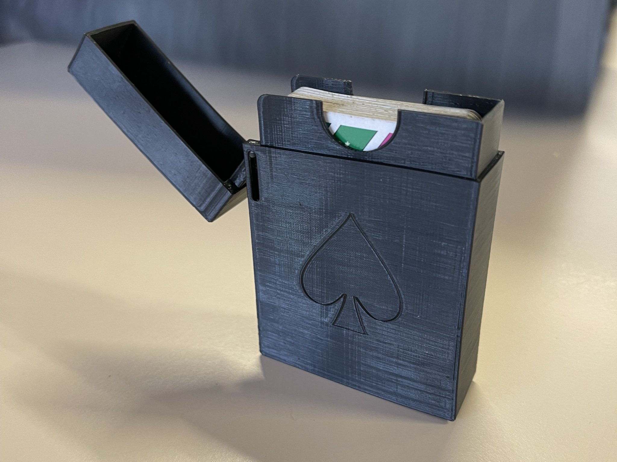 Hộp lưu trữ bài tây có nắp bản lề tiện lợi