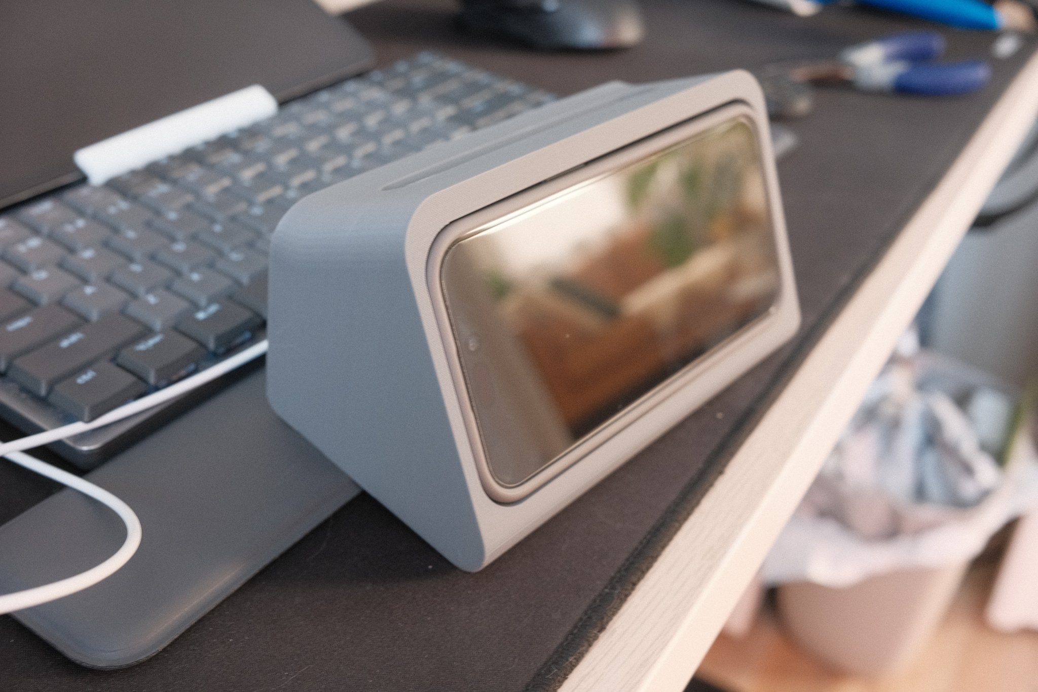 Giá đỡ sạc điện thoại iPhone chế tác từ mô hình ScottYu-Jan...