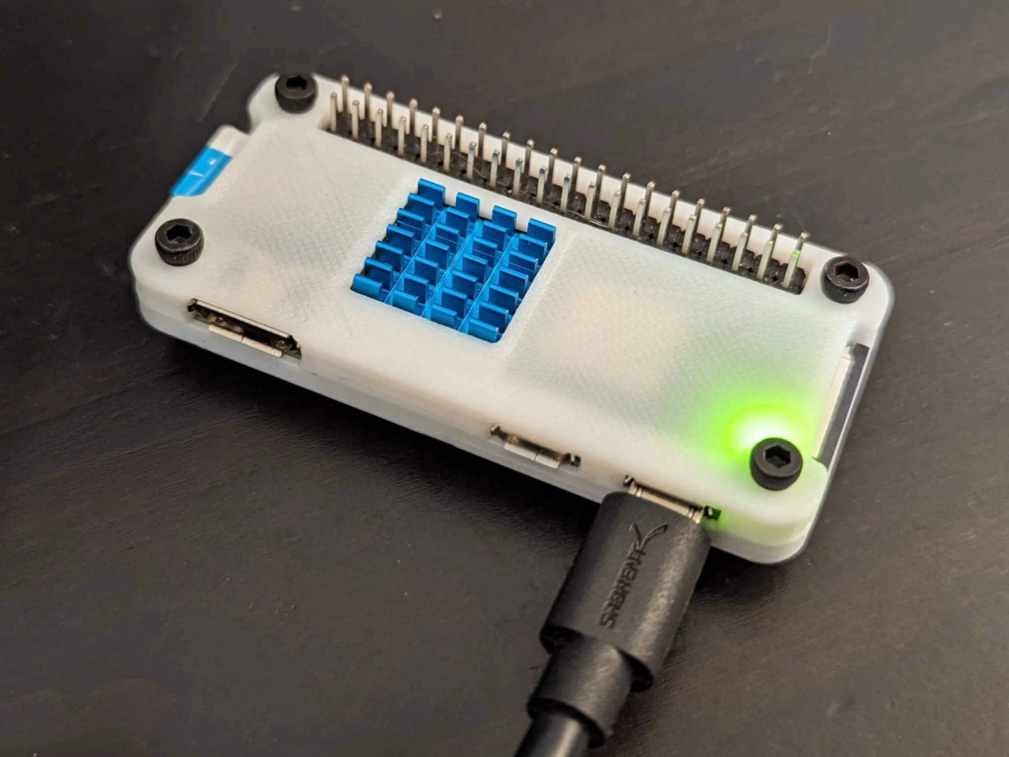 Vỏ Raspberry Pi Zero 2W với tản nhiệt và khe GPIO