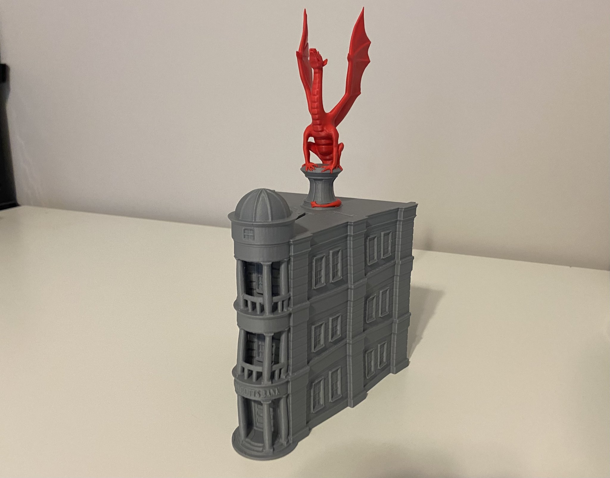 Két tiền Gringotts với nắp rồng có thể tháo rời