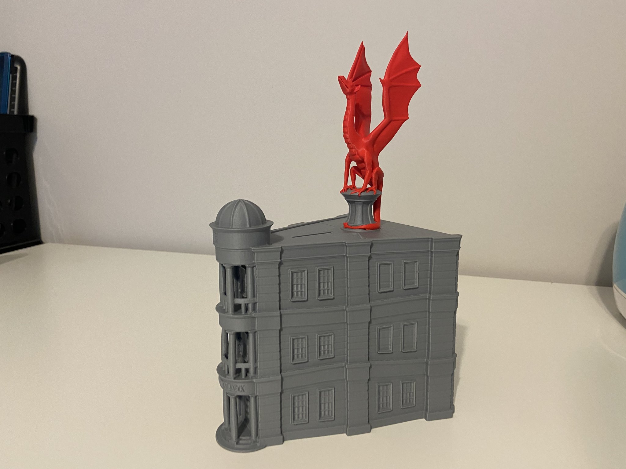 Két tiền Gringotts với nắp rồng có thể tháo rời