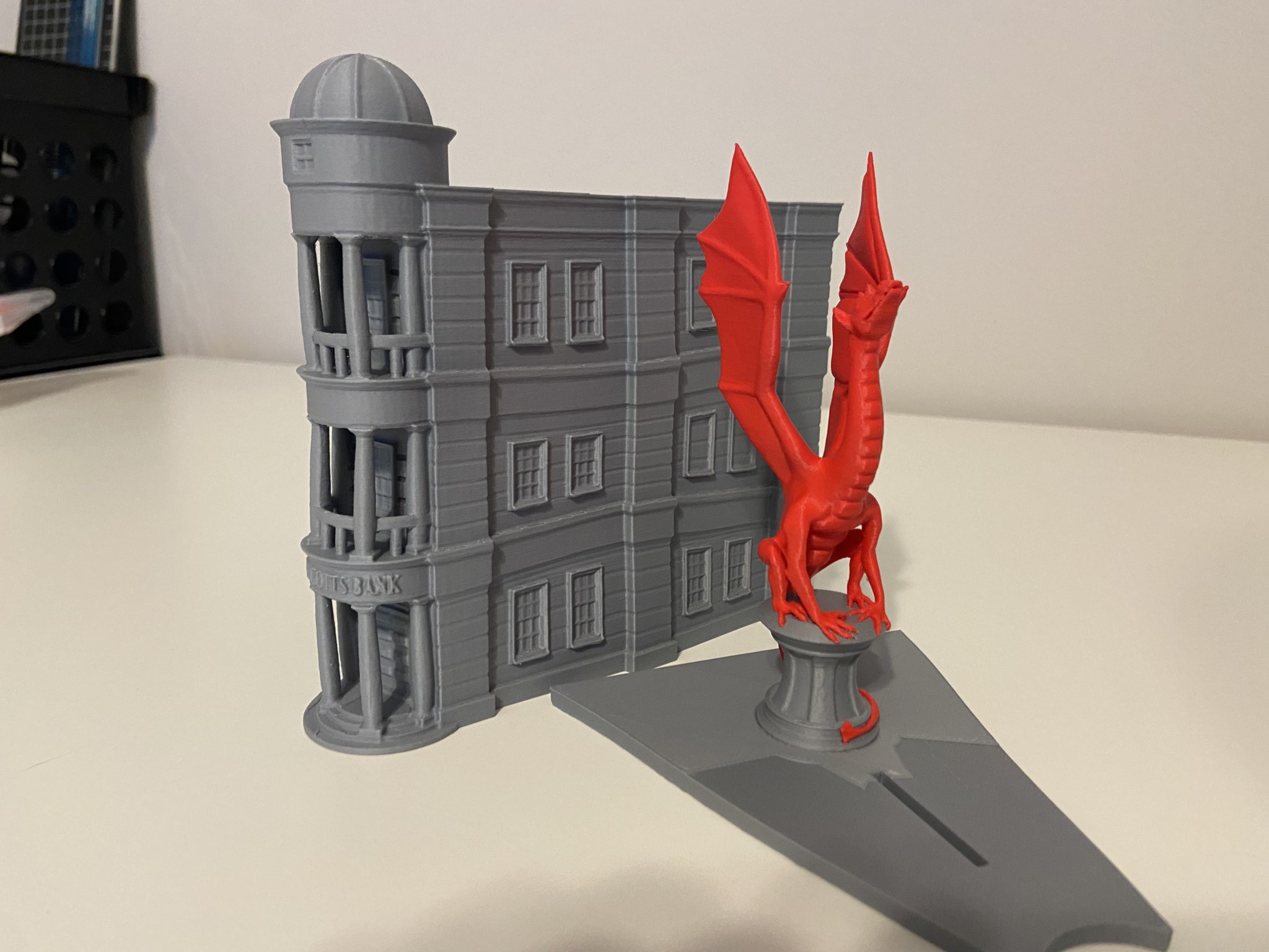 Két tiền Gringotts với nắp rồng có thể tháo rời