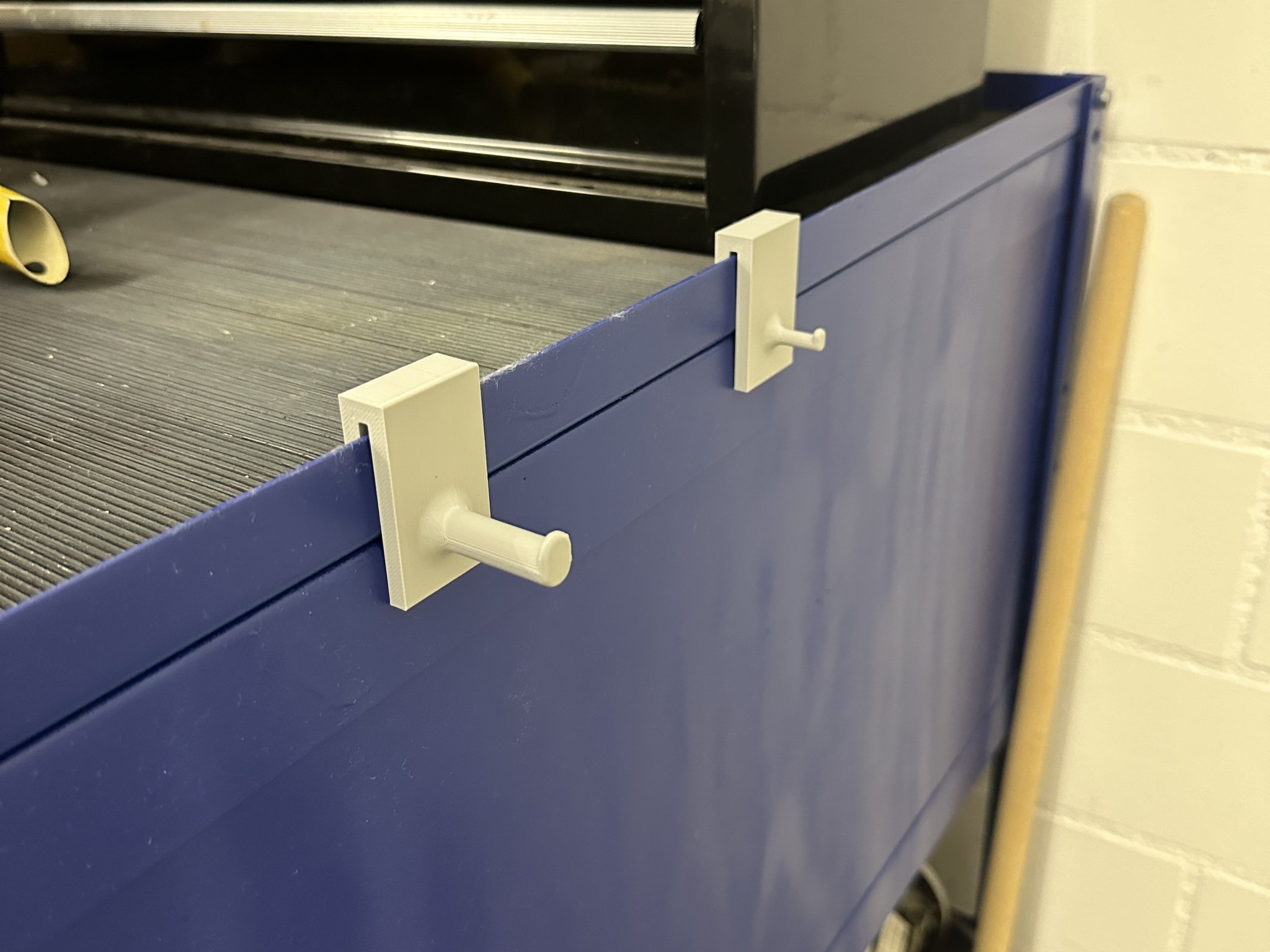 Giá đỡ chổi và xẻng tay treo trên xe đẩy trong xưởng