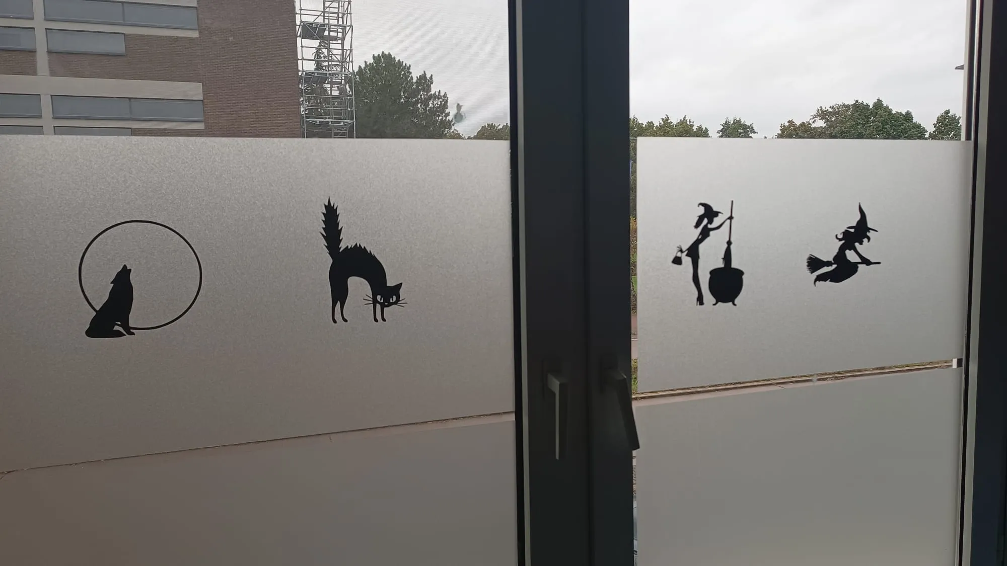 Trang trí cửa sổ Halloween với hình bóng đáng sợ