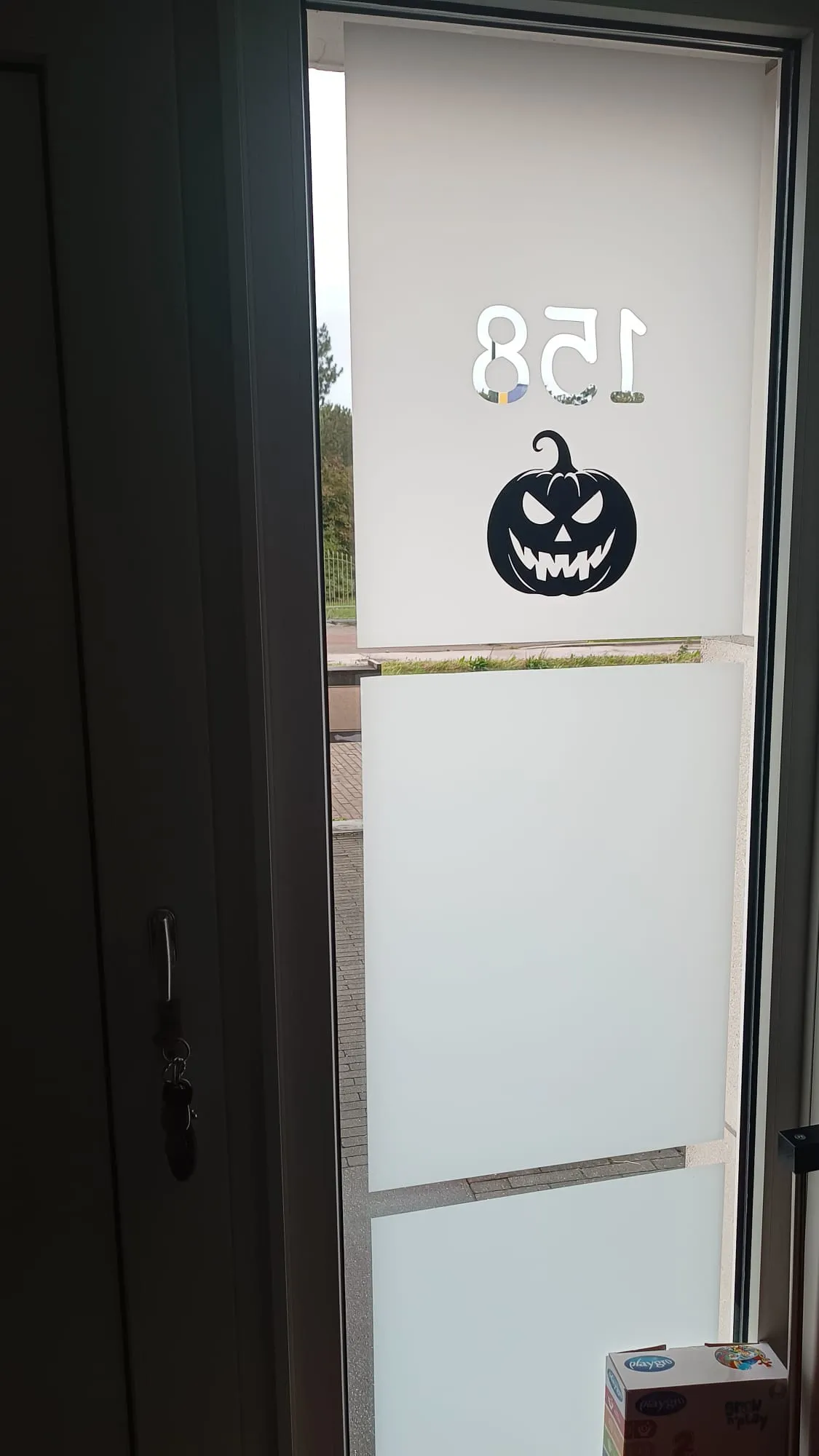 Trang trí cửa sổ Halloween với hình bóng đáng sợ