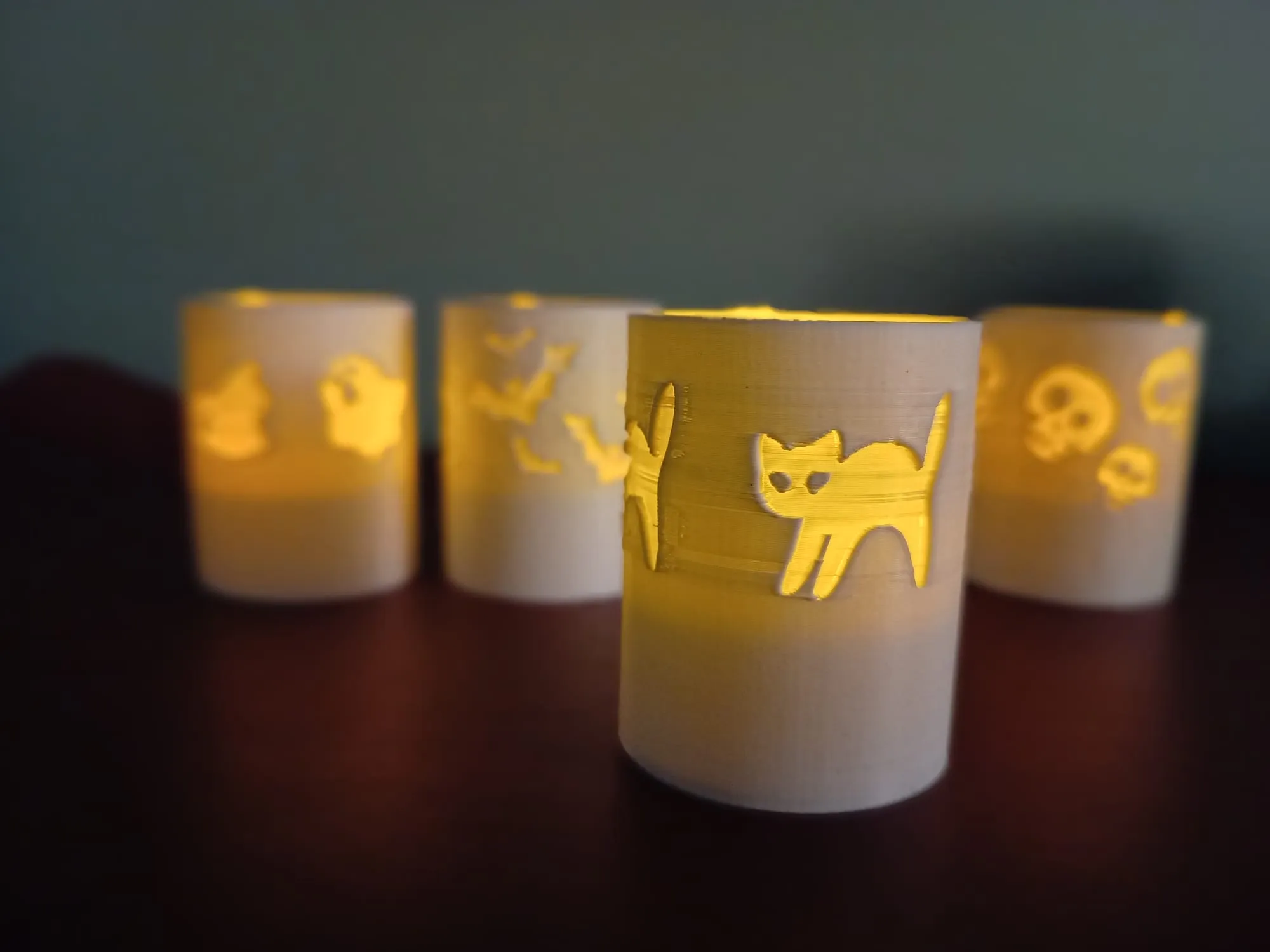 Bộ 4 giá đỡ nến Halloween hình ma, mèo, dơi và đầu lâu