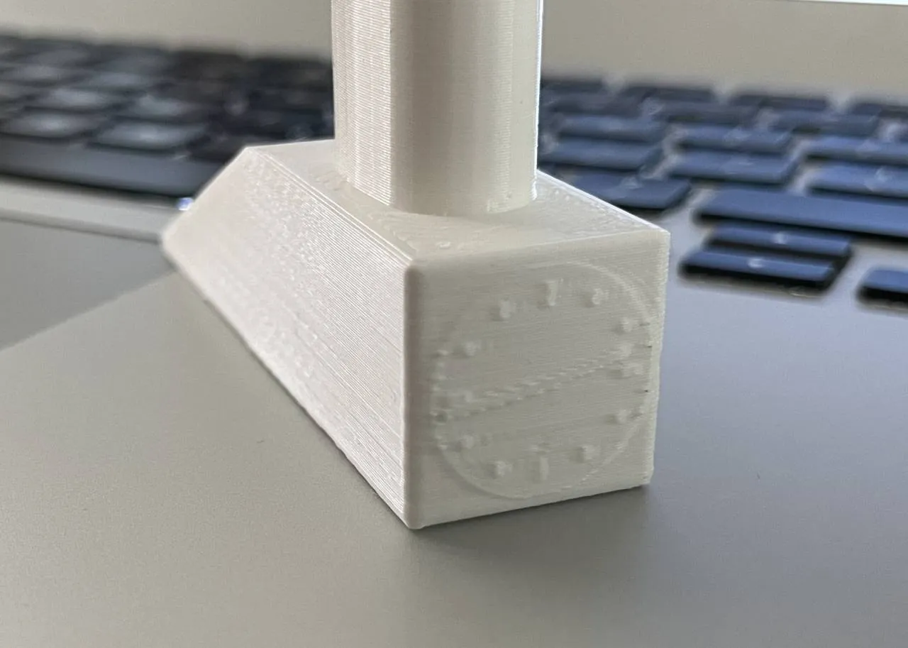 Đồ vật chặn cửa hình búa có mặt đồng hồ phong cách M.C. H...