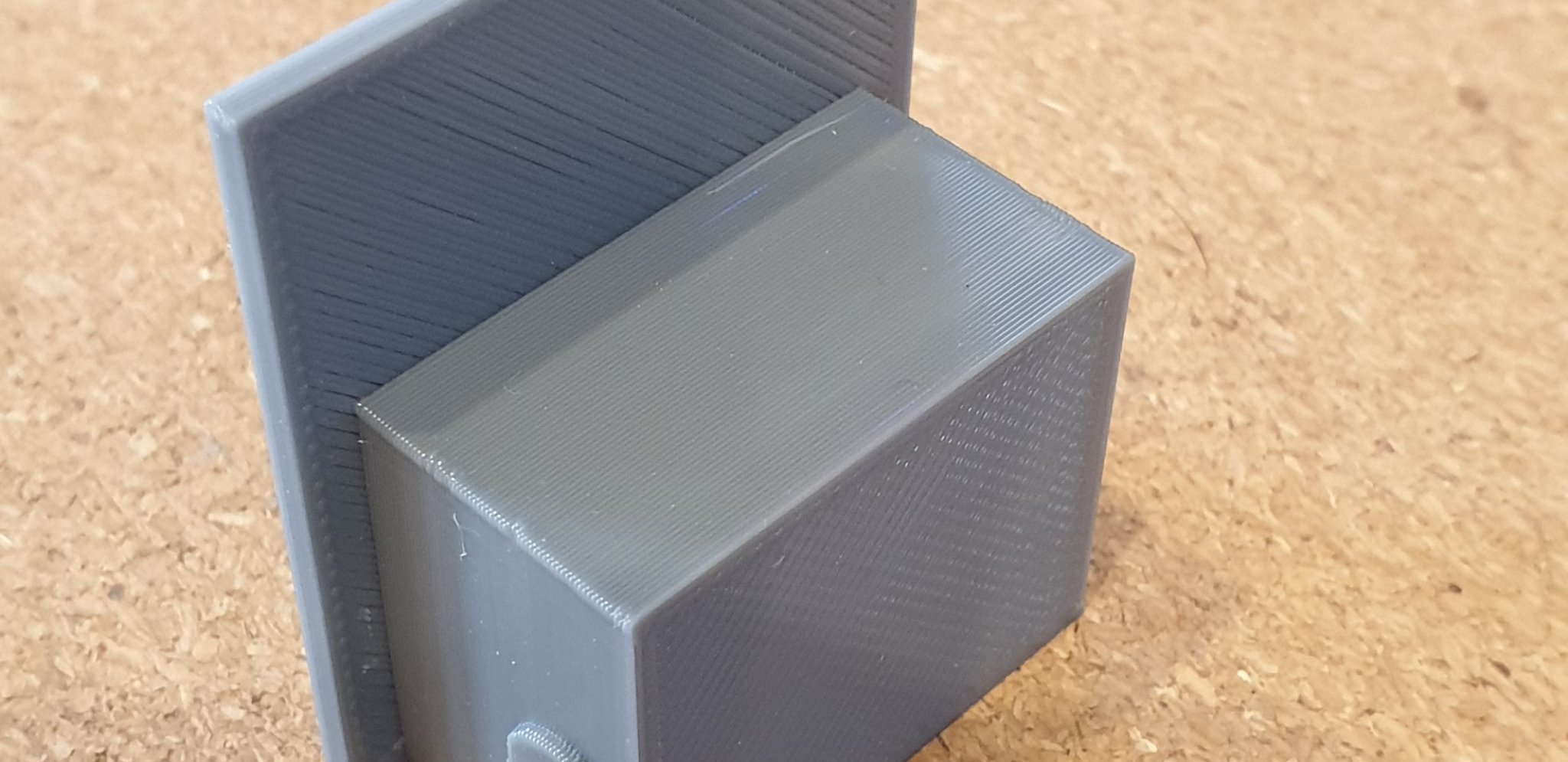 Nắp bảo vệ cho khung nhôm trong không gian ngoài trời