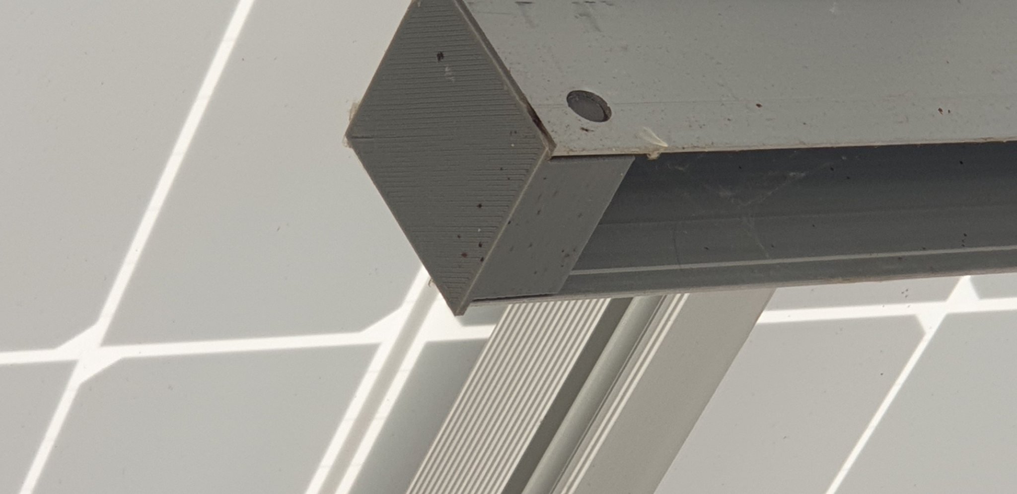 Nắp bảo vệ cho khung nhôm trong không gian ngoài trời