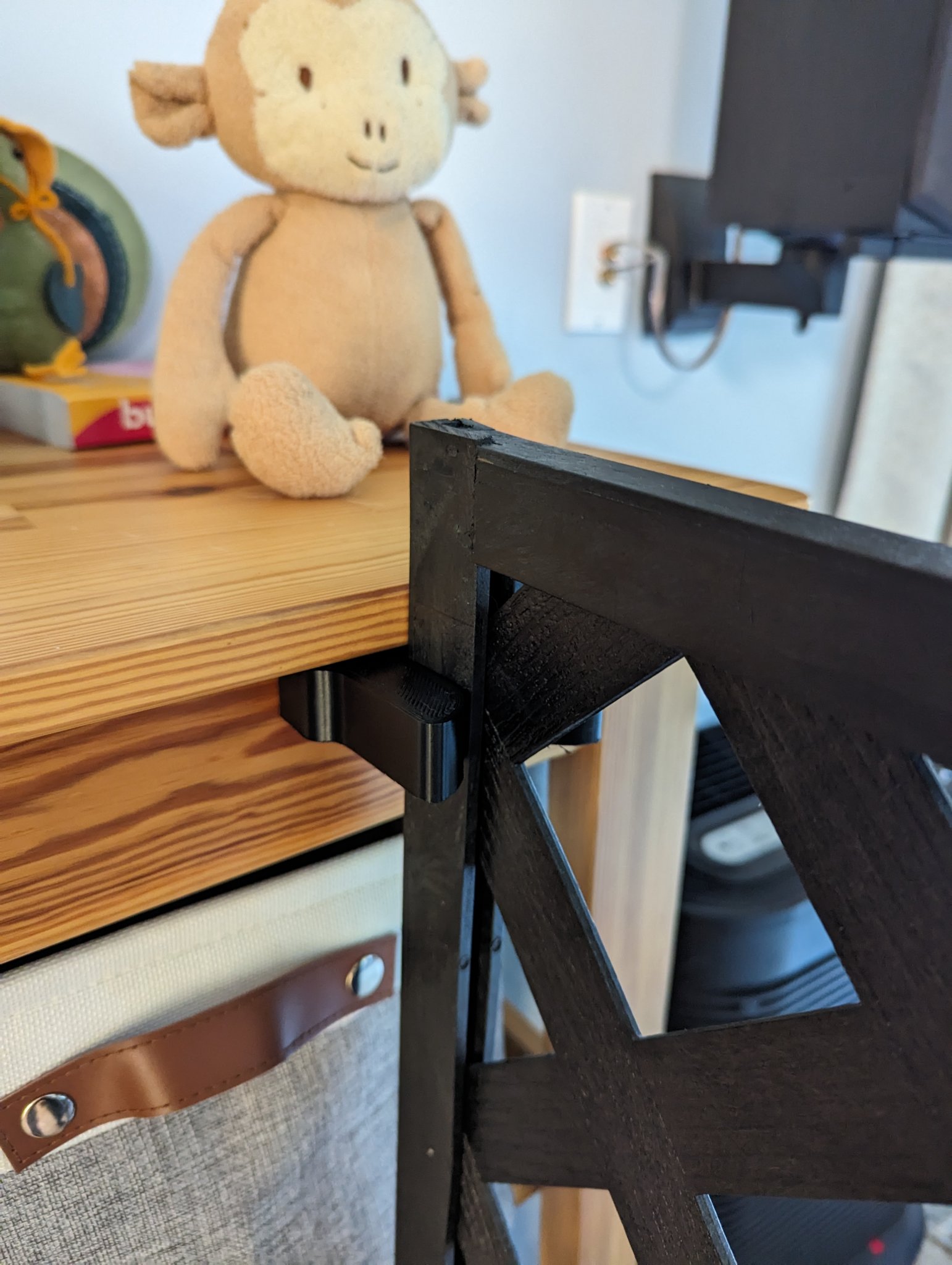 Công tắc cho cổng trượt sử dụng băng dính Command 3M