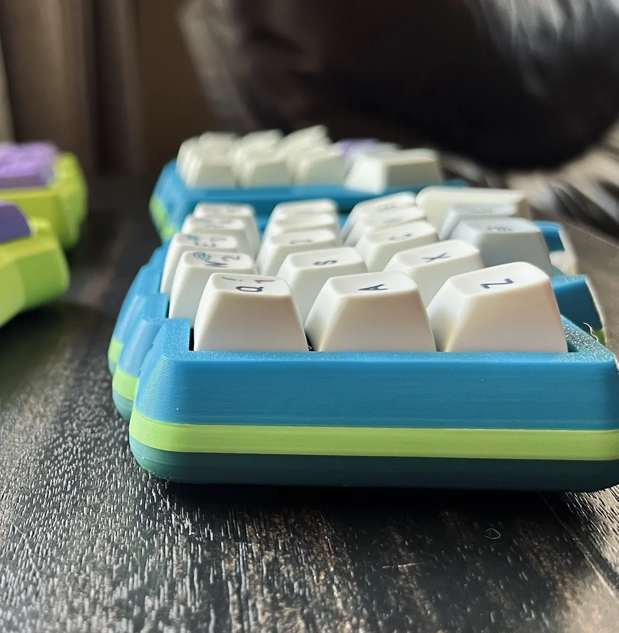 Vỏ bàn phím Corne High Profile với đế tích hợp