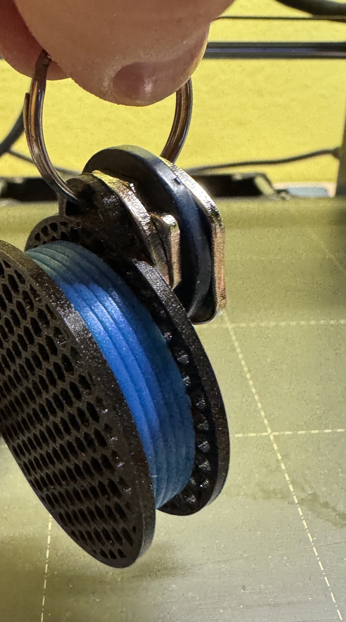 Móc chìa khóa giấu Airtag hình cuộn filament