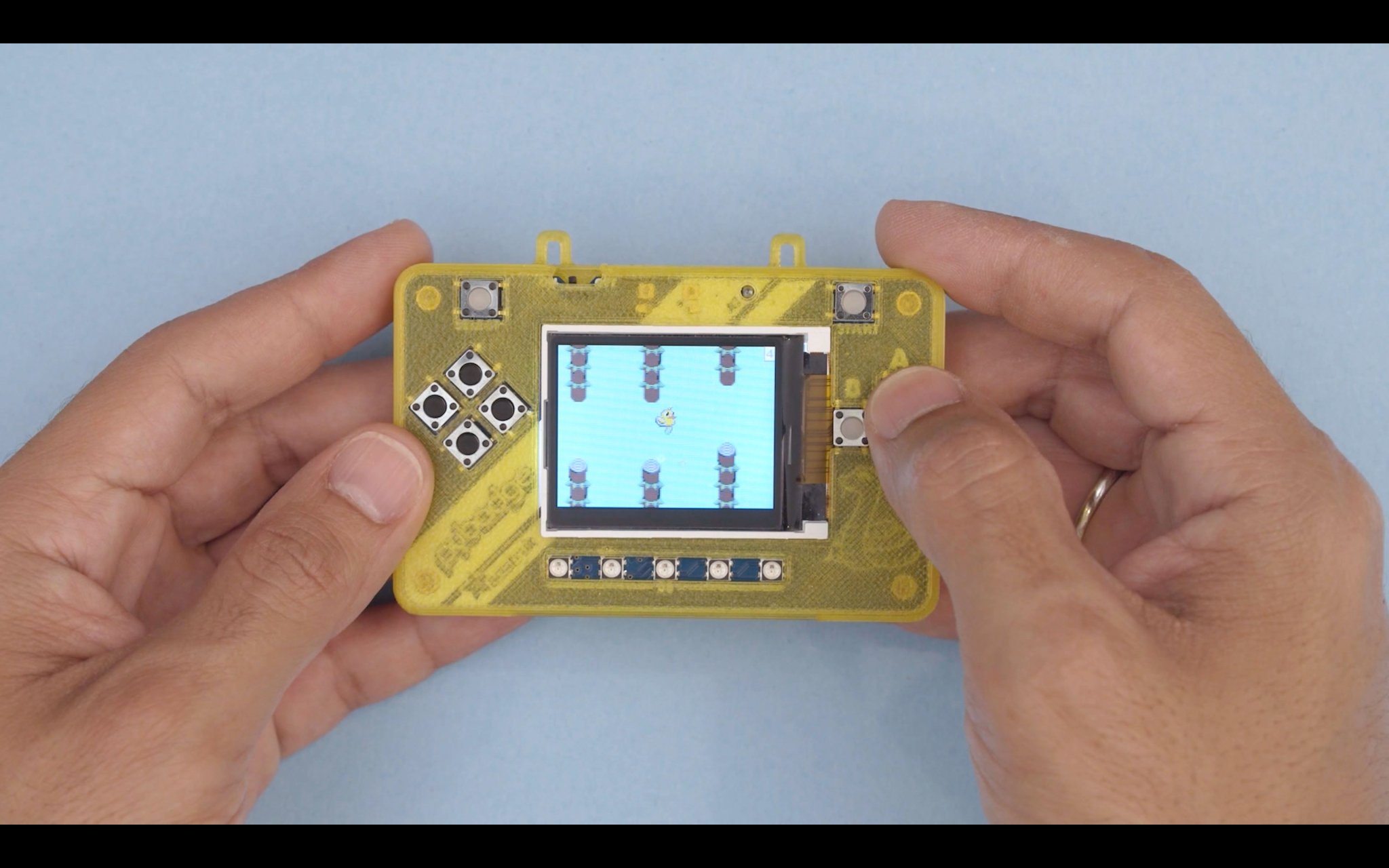 Vỏ bảo vệ Adafruit PyBadge cho thẻ hội nghị