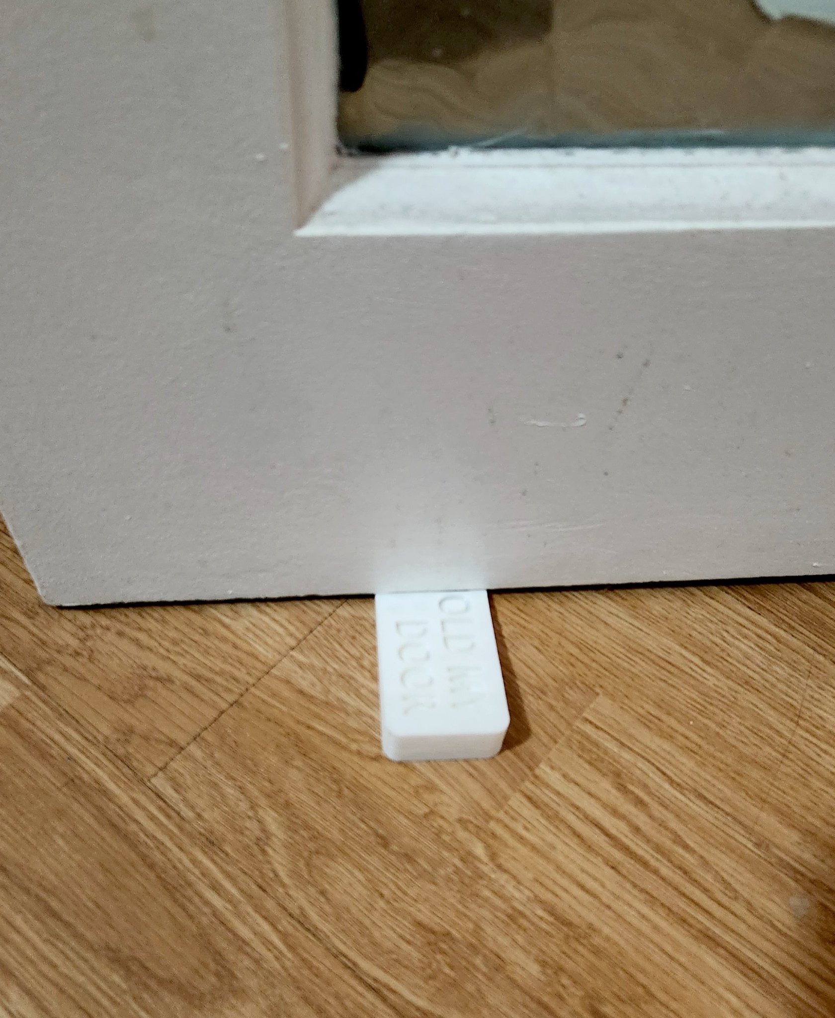 Giá đỡ cửa hình "HOLD MY DOOR" phong cách hiện đại