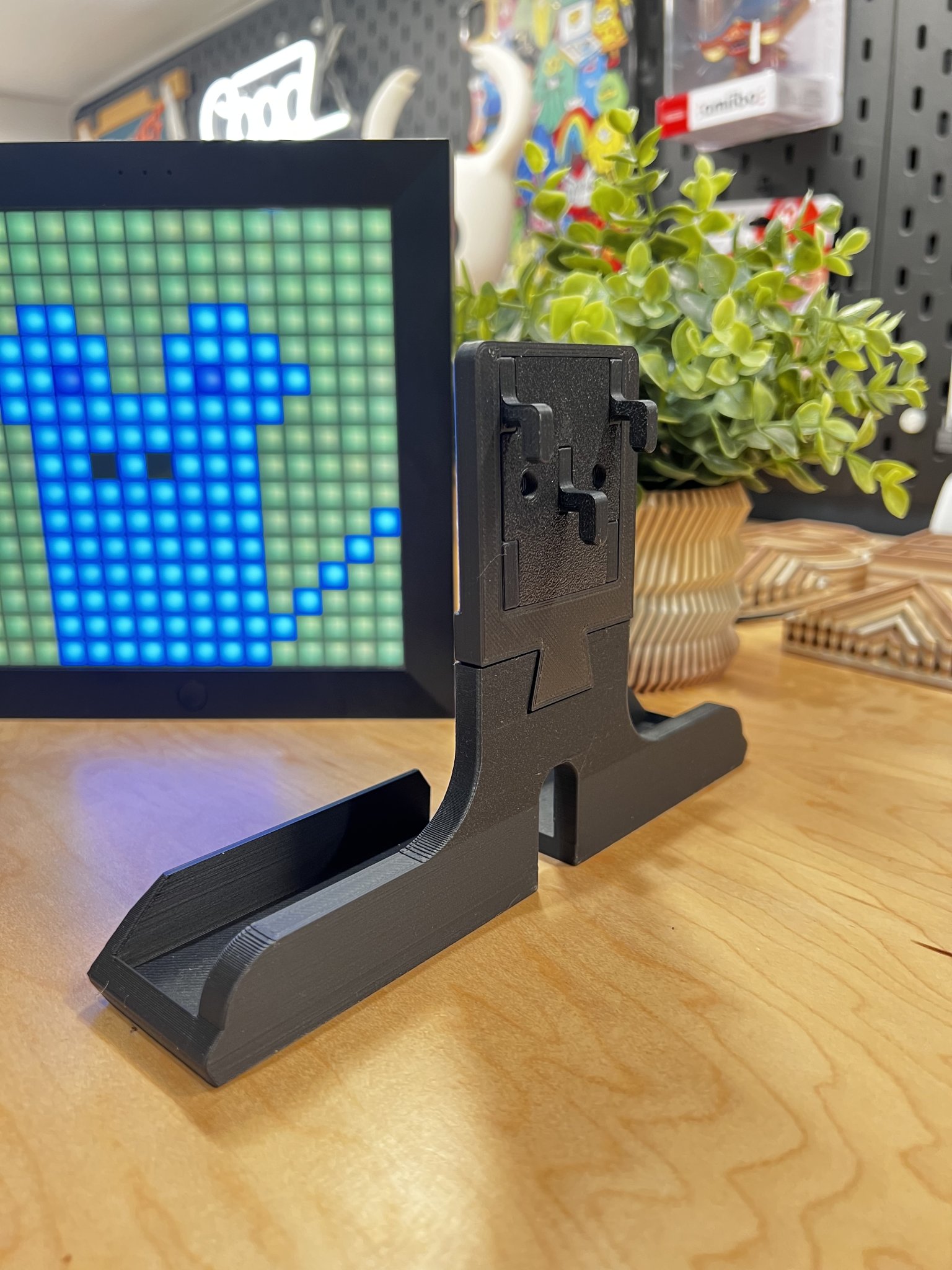 Giá đỡ Divoom cho bảng LED RGB 16x16 trên Ikea Skadis