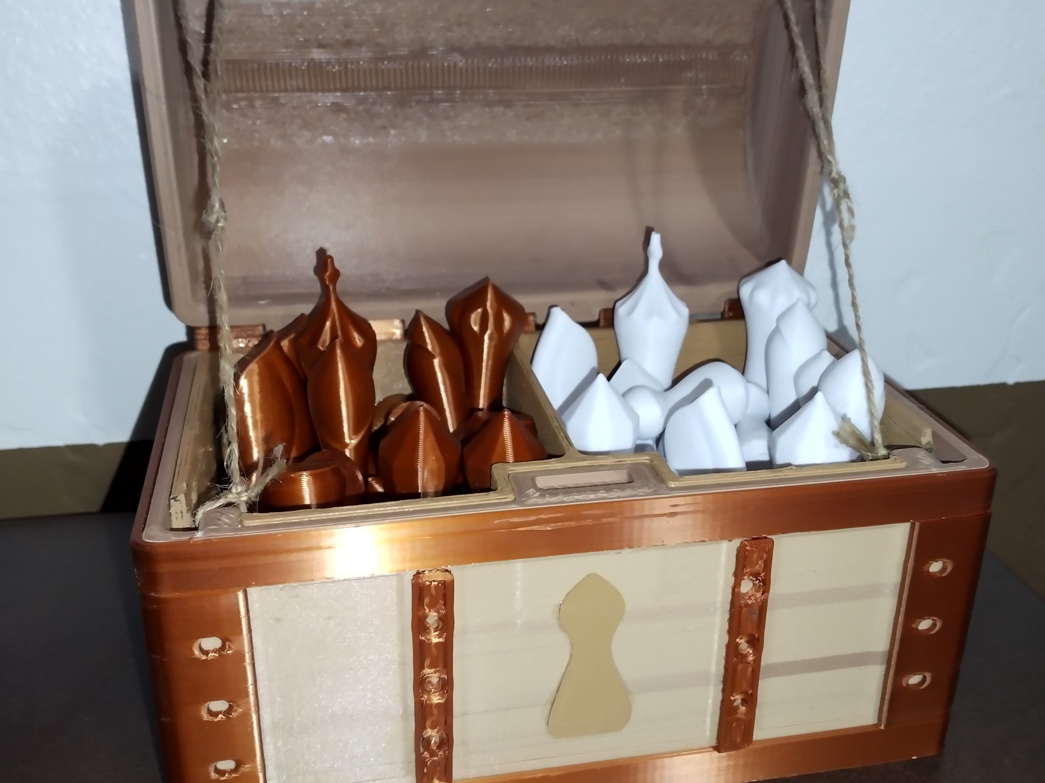 Hộp đựng cờ vua bằng gỗ kiểu kho báu