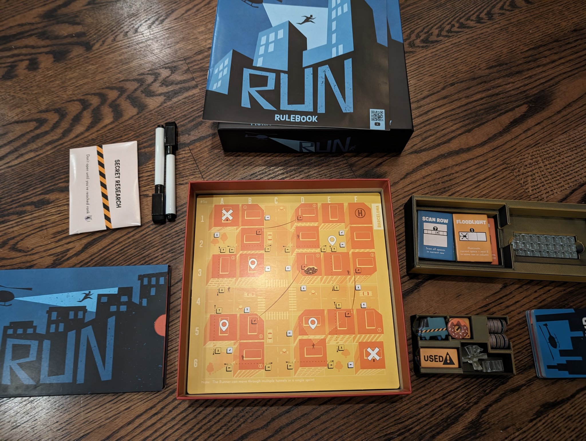 Hộp đựng trò chơi cho board game RUN của Fowers Games