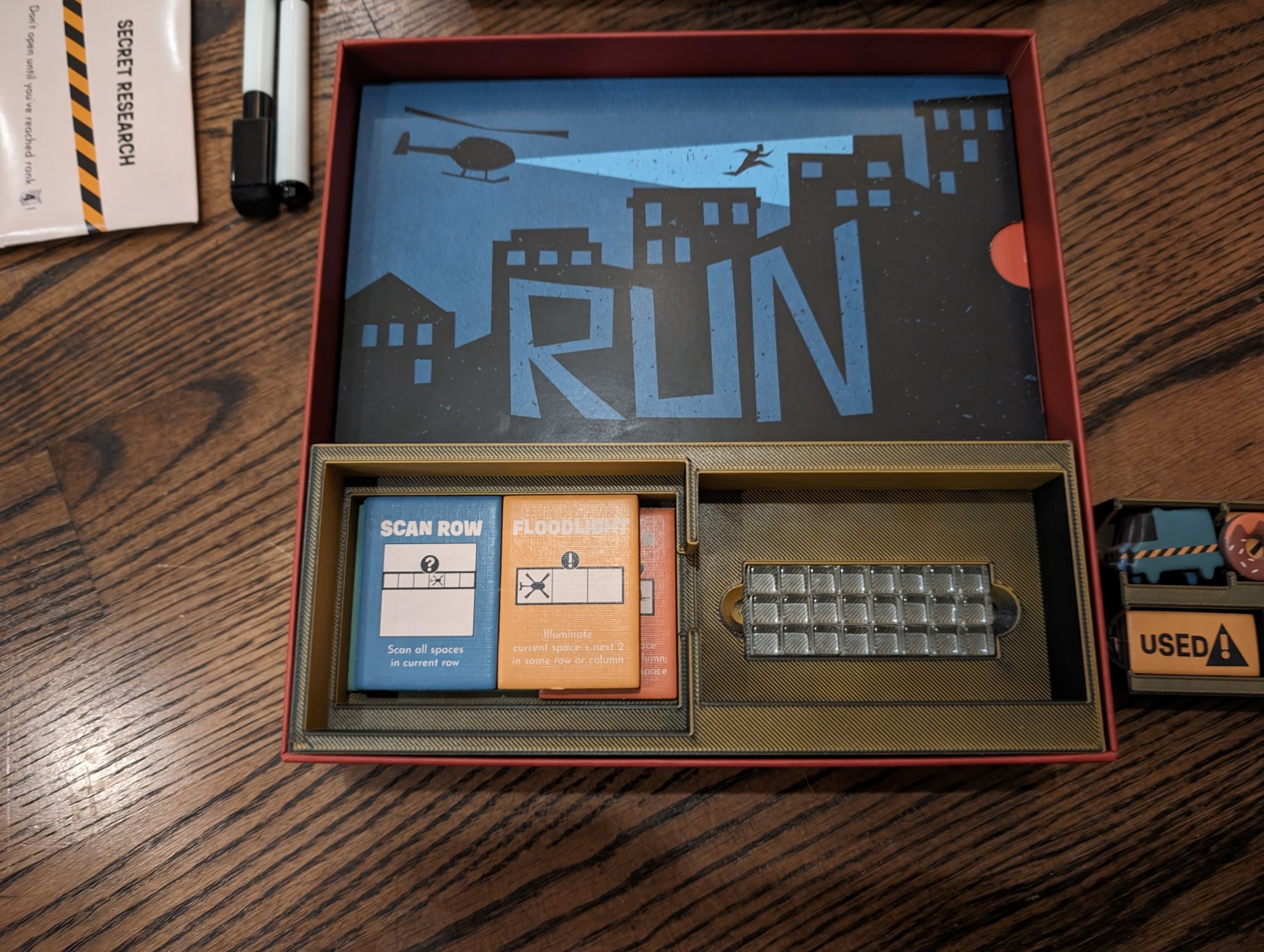 Hộp đựng trò chơi cho board game RUN của Fowers Games