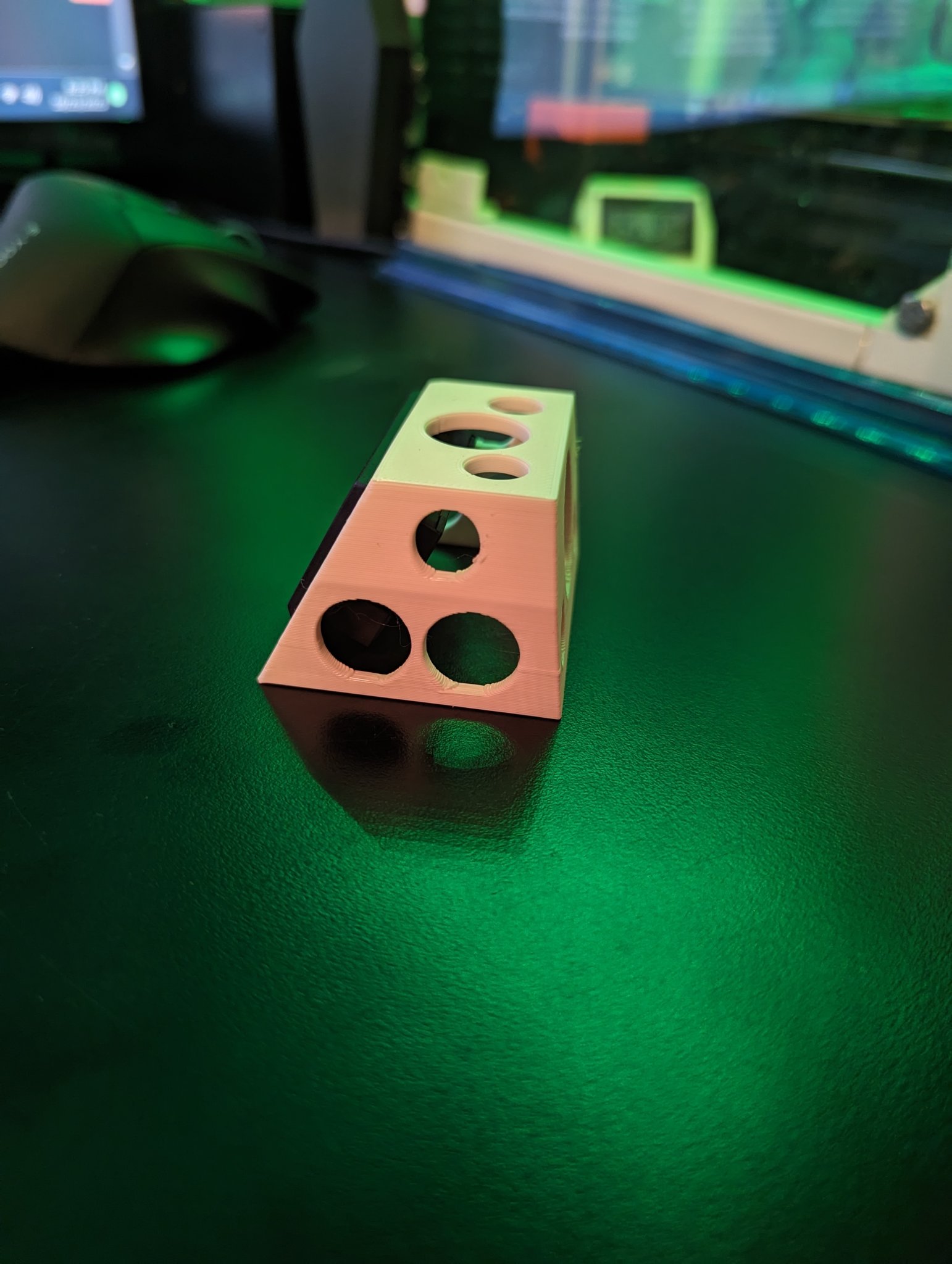 Giá đỡ đồng hồ đo nhiệt độ và độ ẩm trong hộp kín