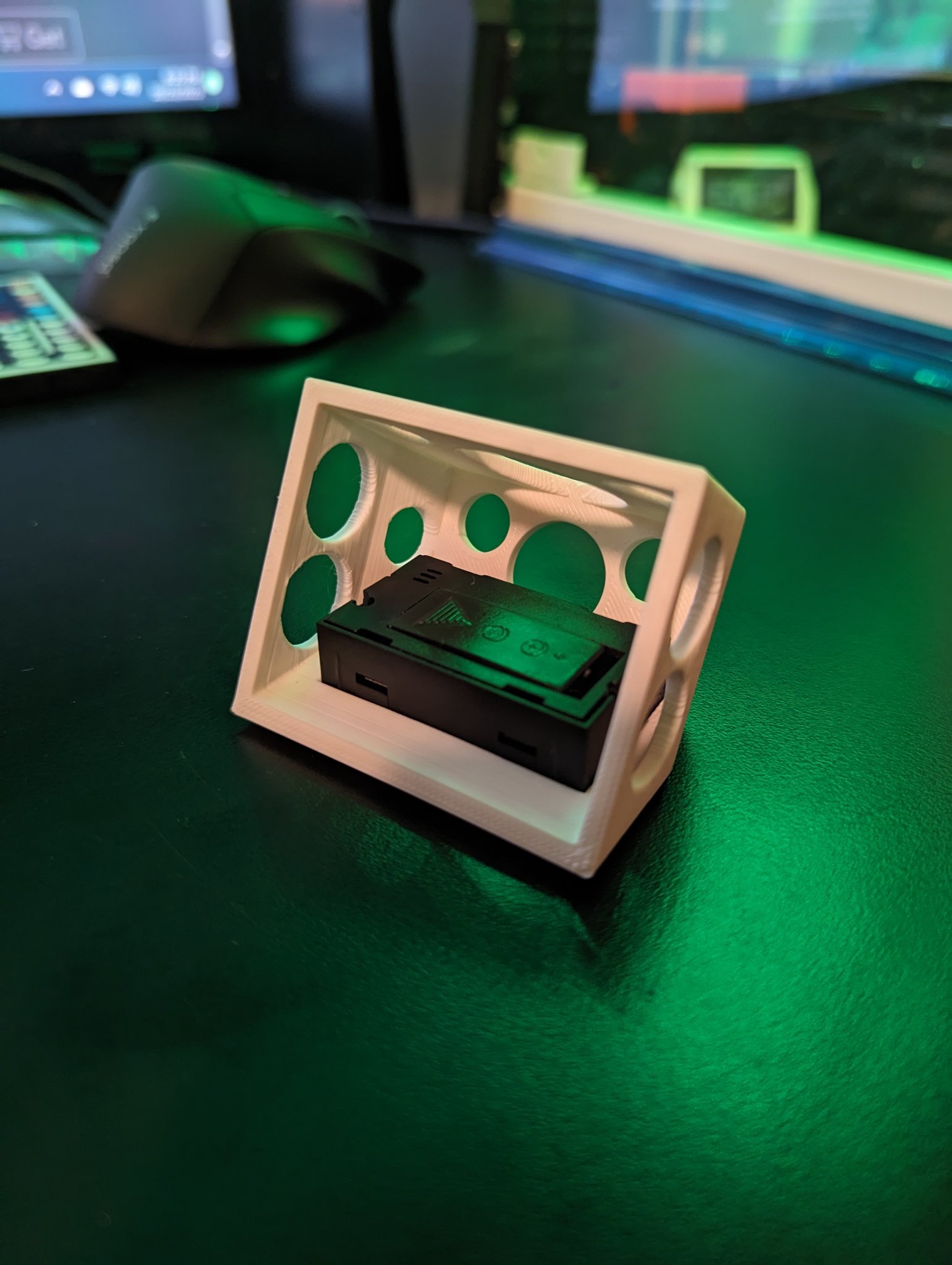 Giá đỡ đồng hồ đo nhiệt độ và độ ẩm trong hộp kín