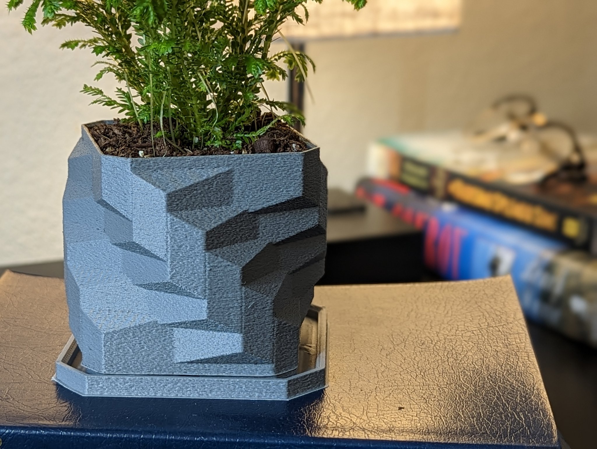 Chậu cây hình vuông xoắn với khay thoát nước cho cây nhà nhỏ