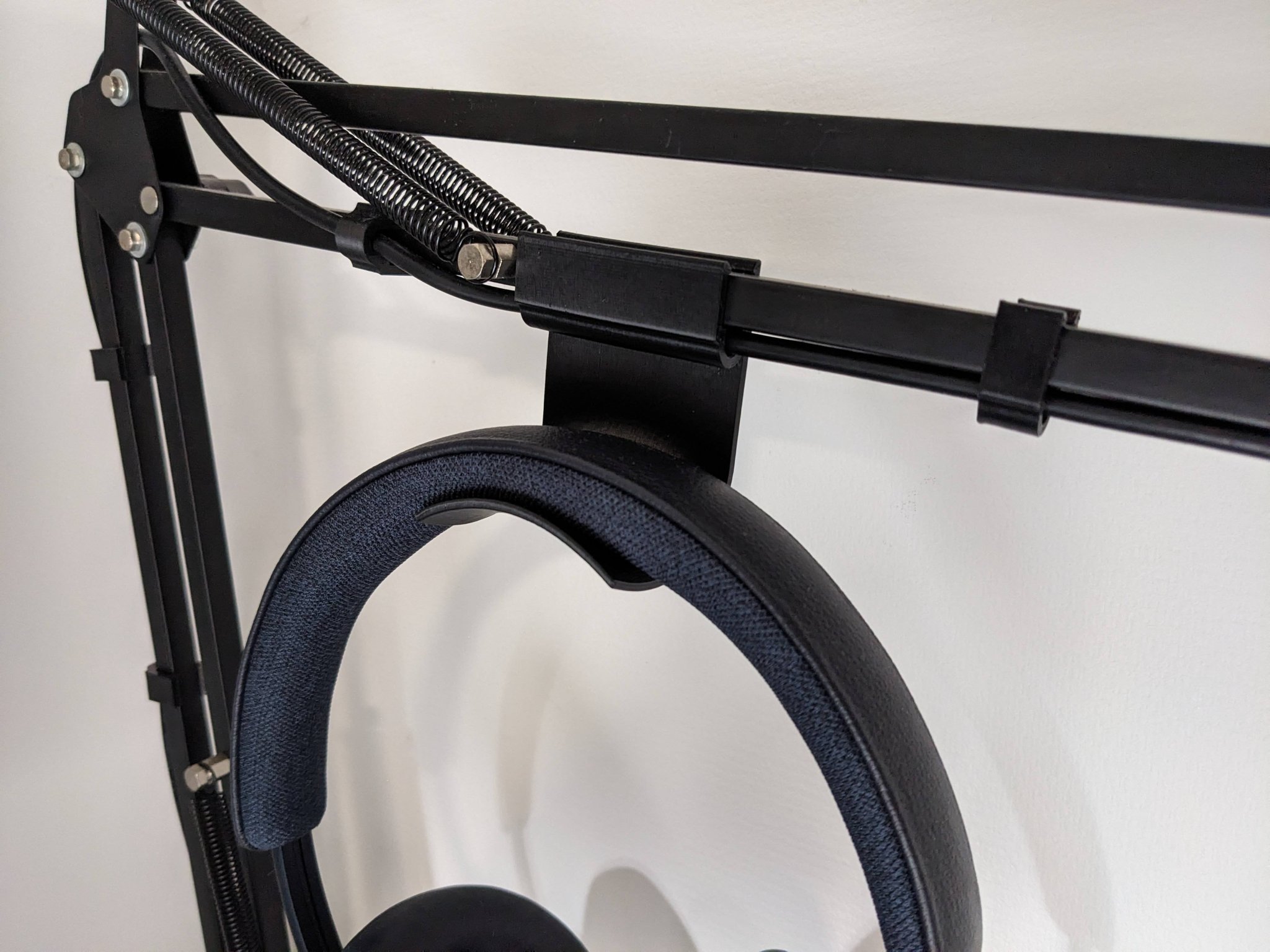 Giá treo tai nghe gắn trên cần micro