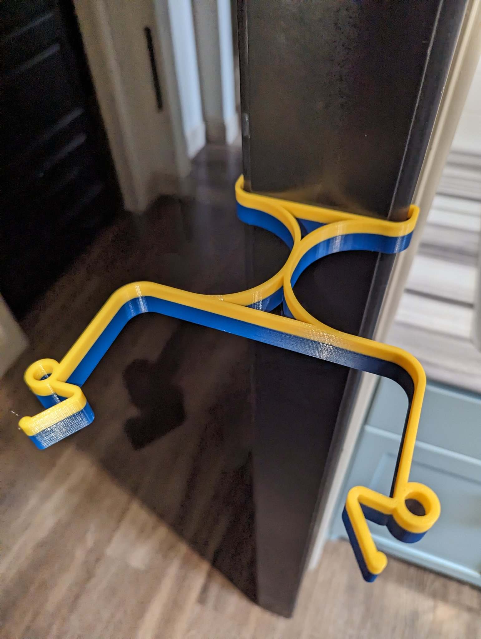 Cái chặn cửa bỏ túi giữ chó ra khỏi phòng giặt