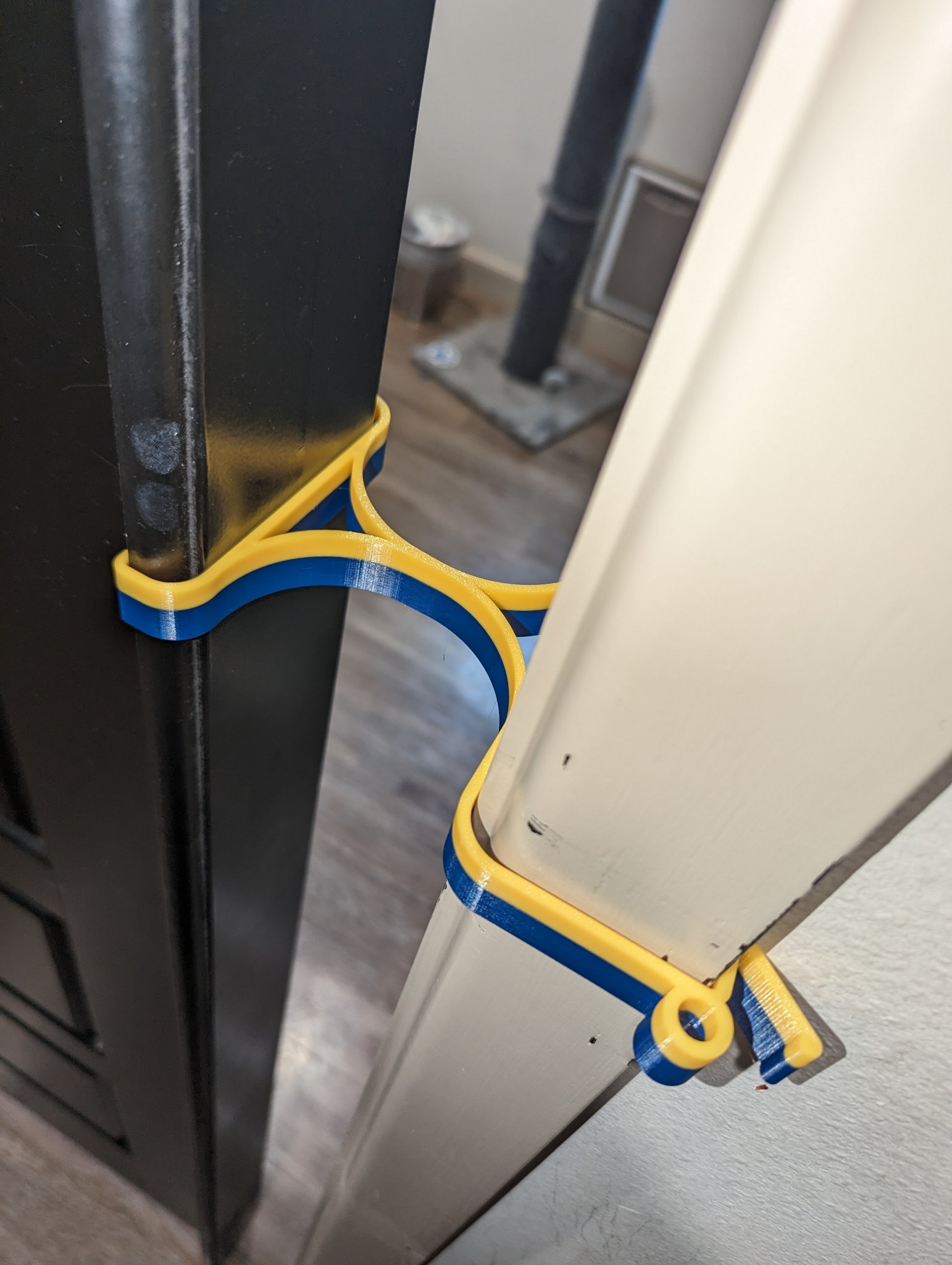 Cái chặn cửa bỏ túi giữ chó ra khỏi phòng giặt