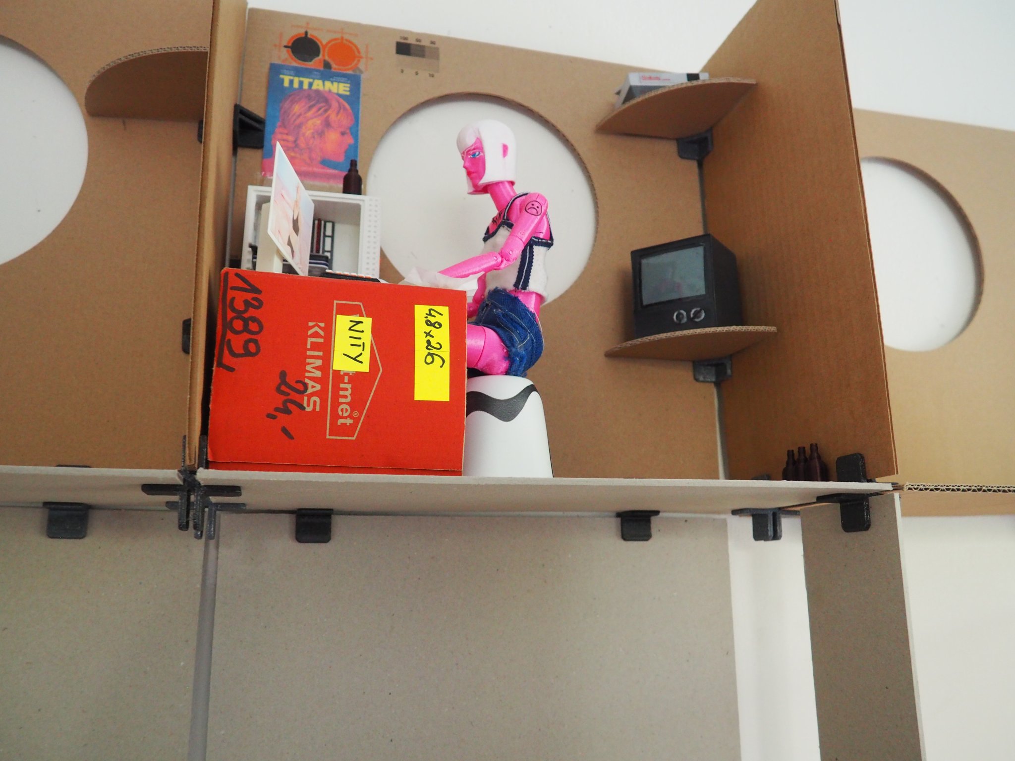 Nhà búp bê bằng bìa cứng mô-đun lấy cảm hứng từ Nakagin