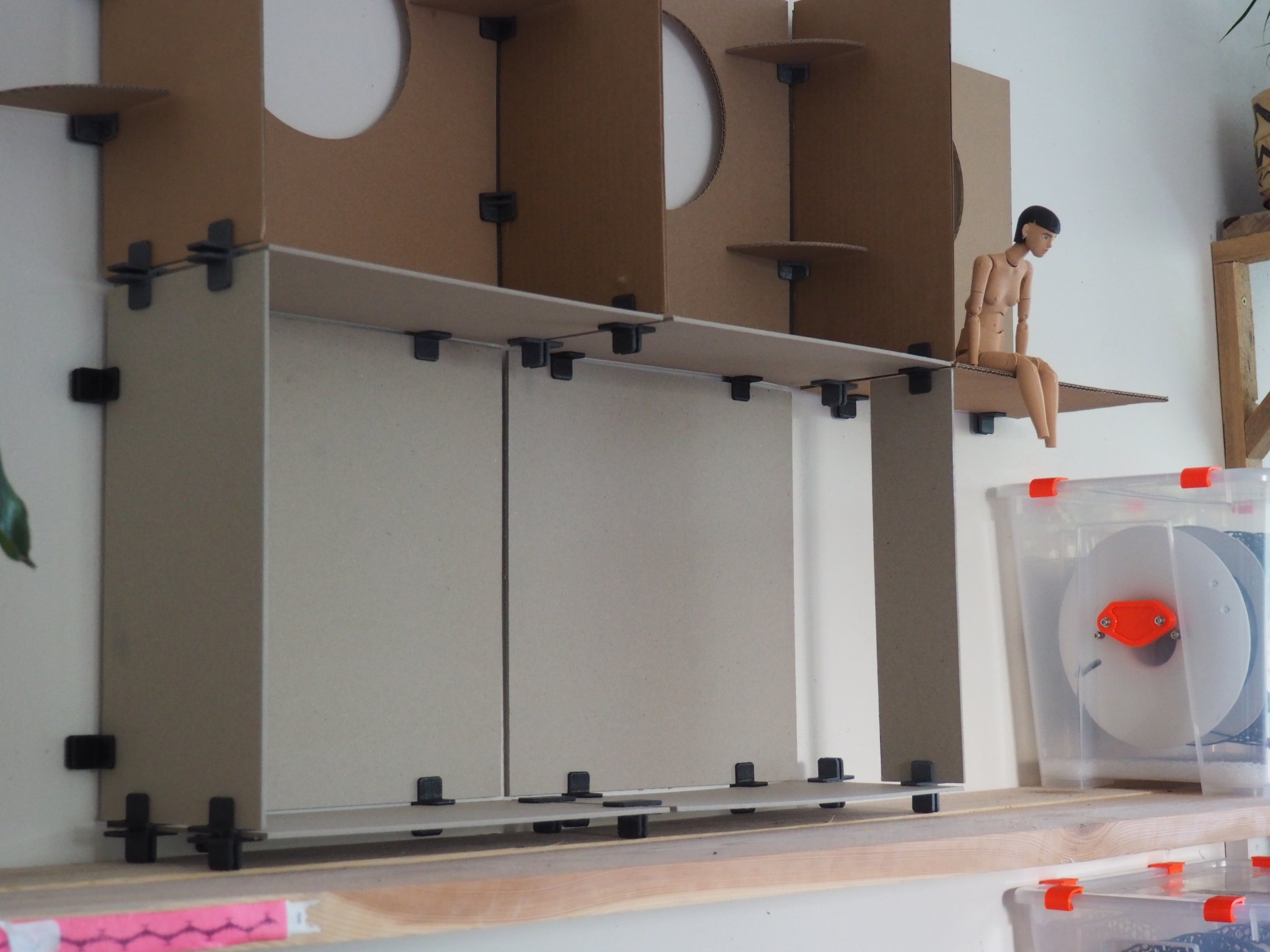 Nhà búp bê bằng bìa cứng mô-đun lấy cảm hứng từ Nakagin