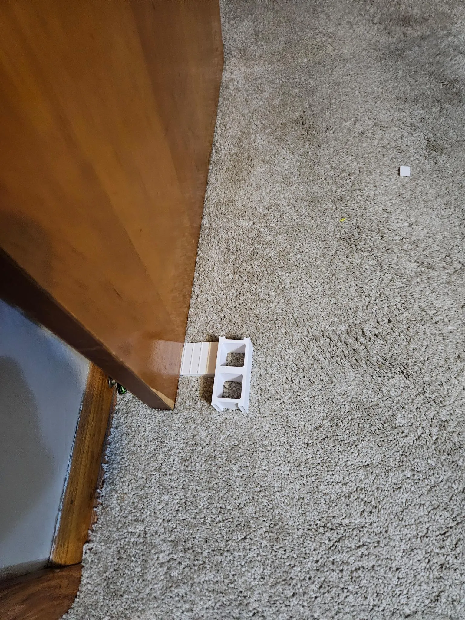 Giá đỡ cửa bằng gạch bê tông nhỏ gọn