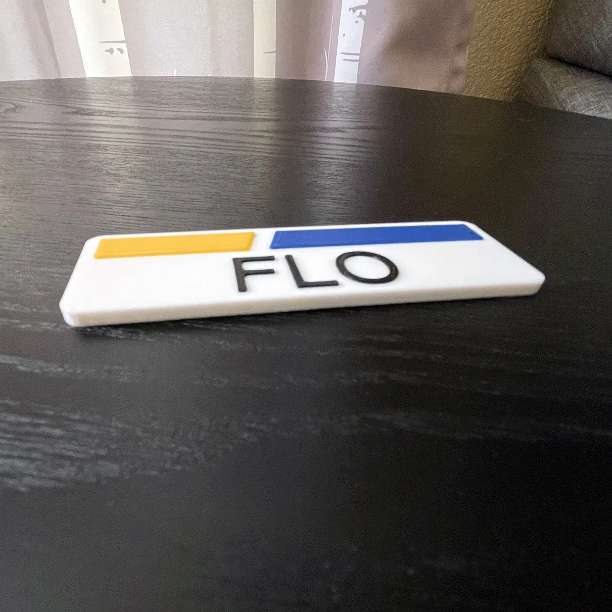 Thẻ tên cosplay Flo và Jake từ quảng cáo bảo hiểm