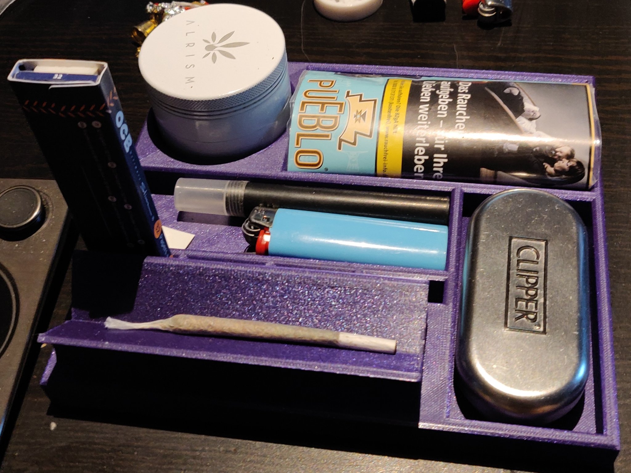 Khay cuộn chứa tất cả vật dụng cần thiết