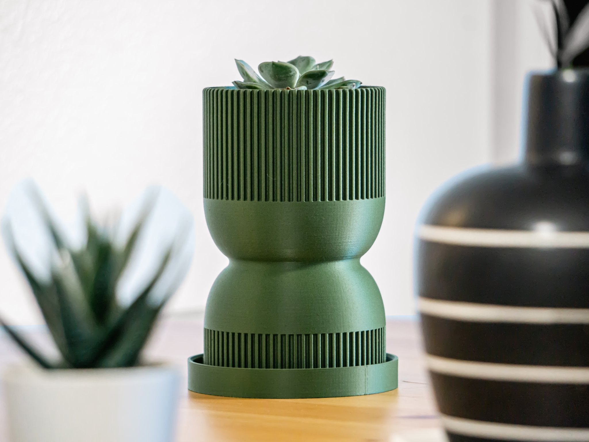 Chậu cây hình đồng hồ cát phong cách hiện đại giữa thế kỷ